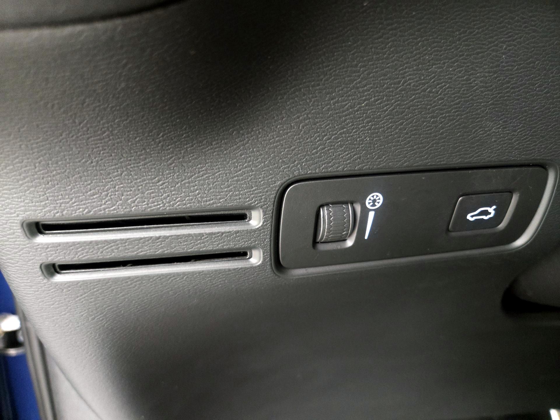 Thumbnail: 2021 Volvo XC40 - 13