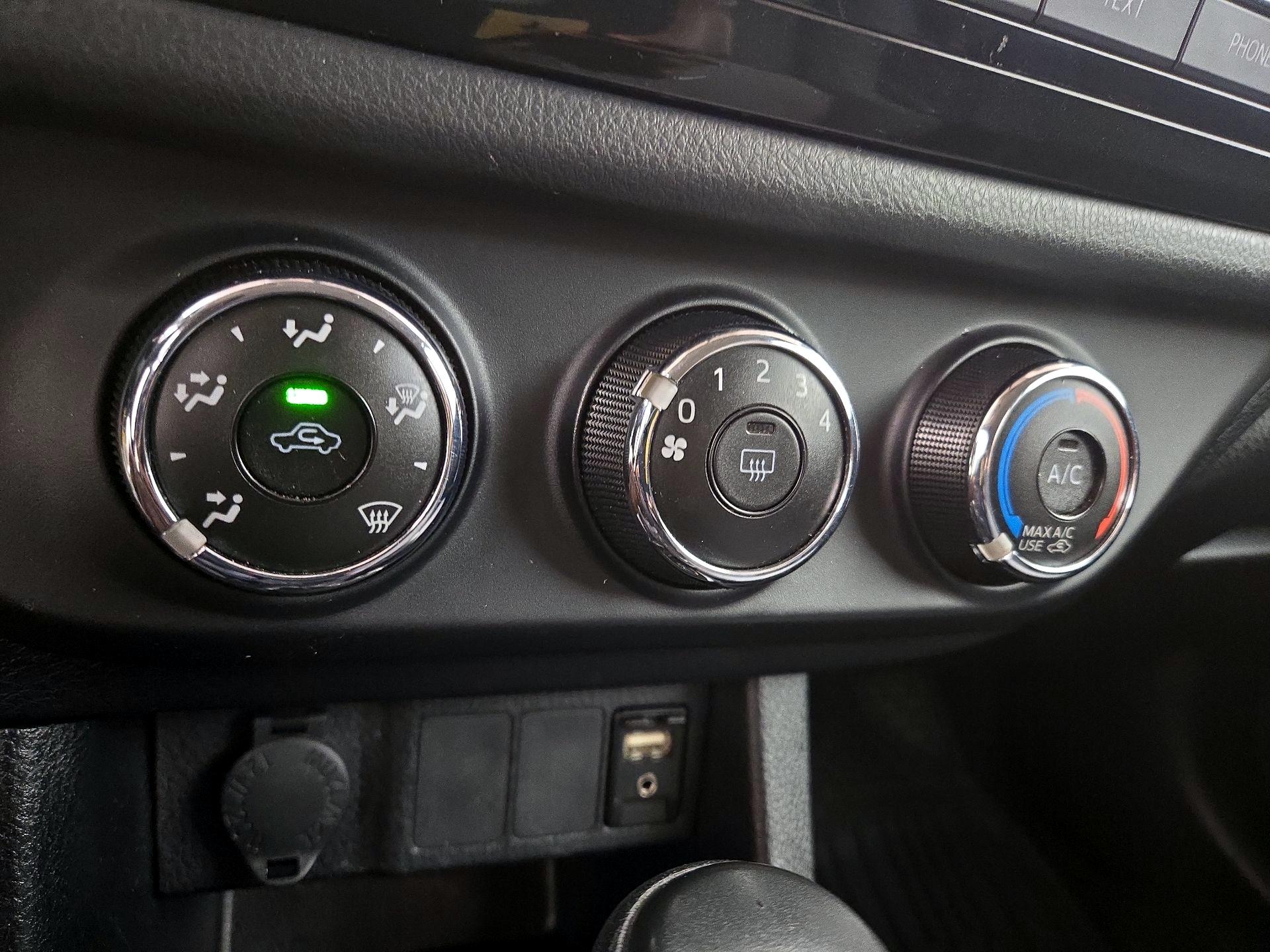 Thumbnail: 2015 Toyota Corolla - 15