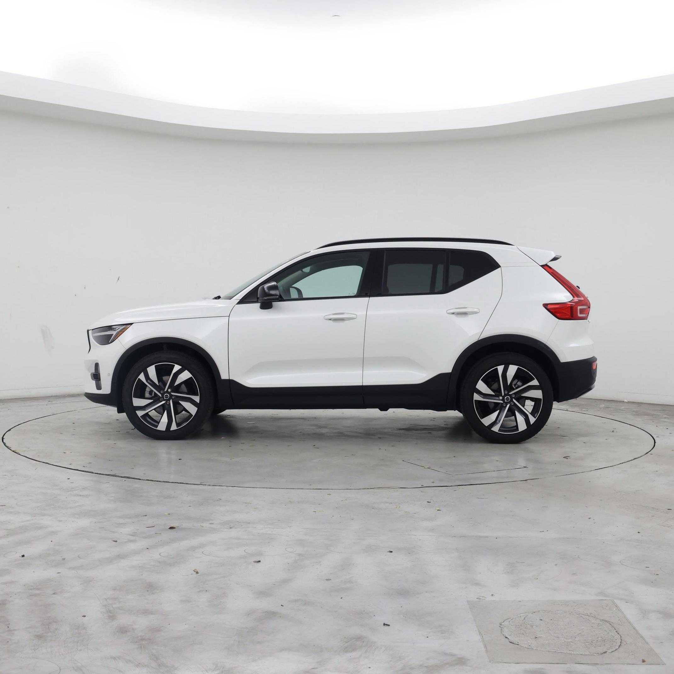Thumbnail: 2023 Volvo XC40 - 3