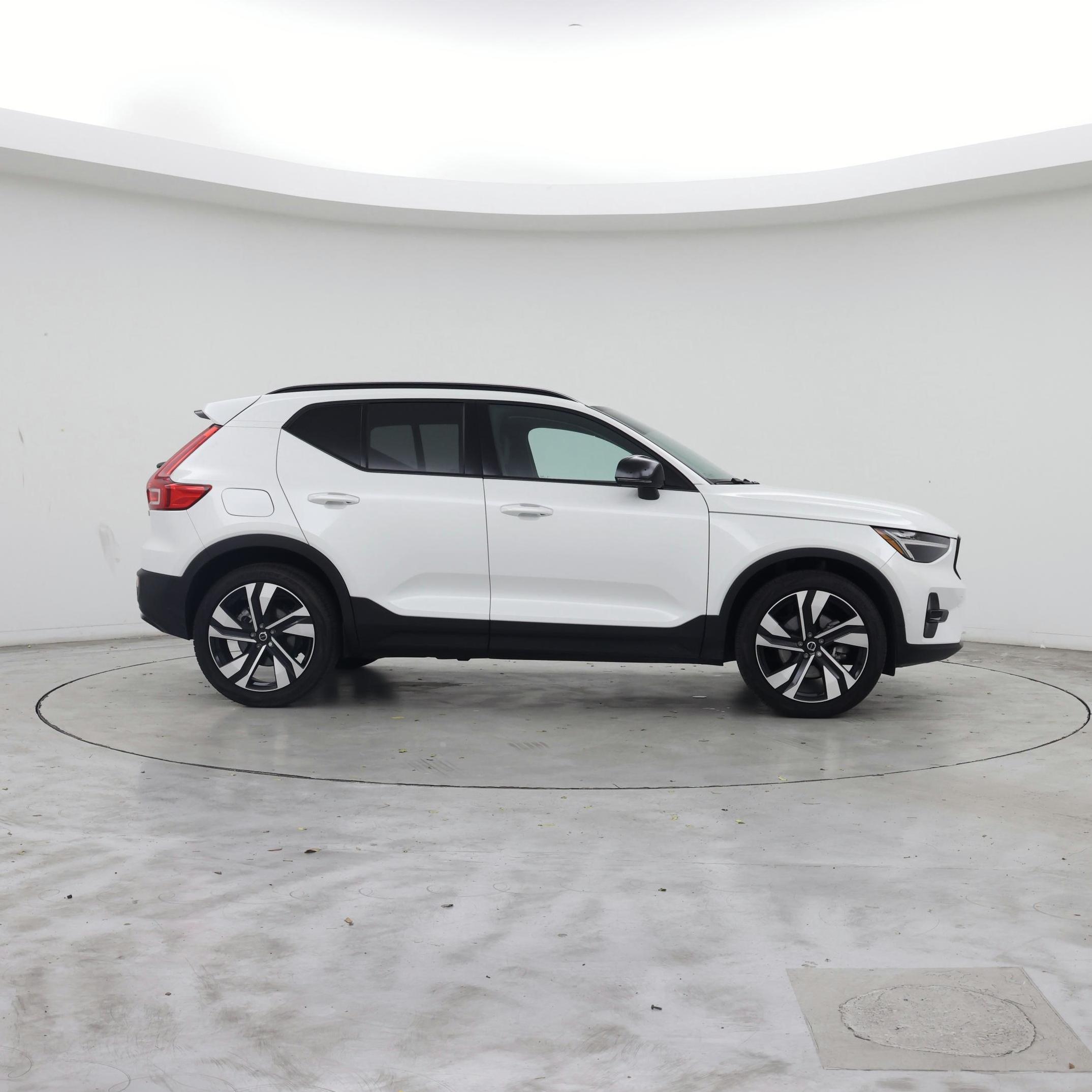 Thumbnail: 2023 Volvo XC40 - 7