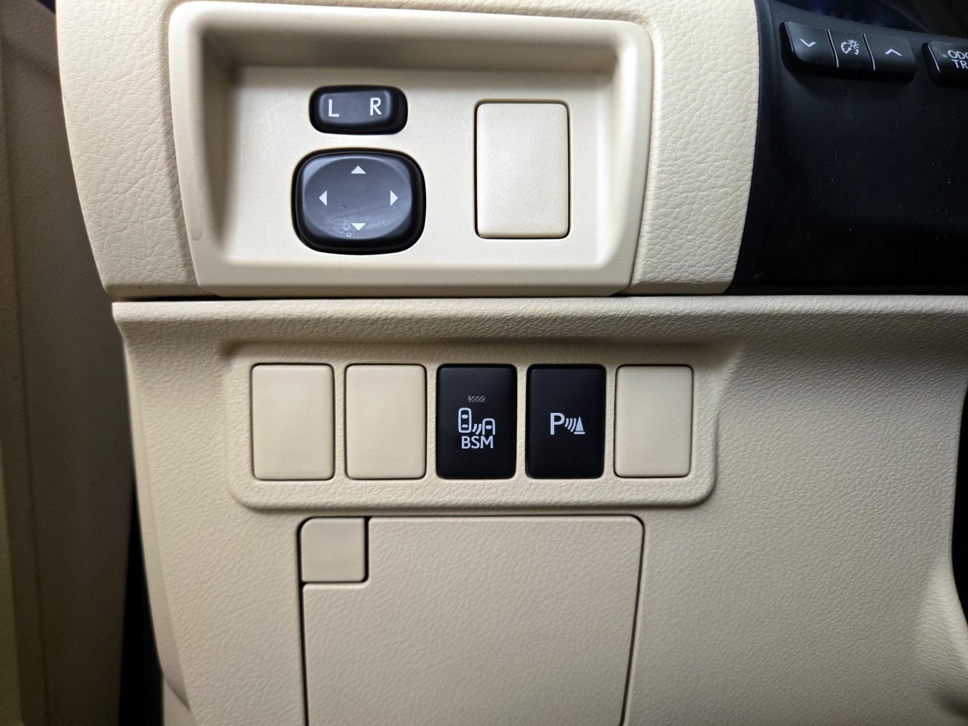 Thumbnail: 2015 Lexus ES - 13