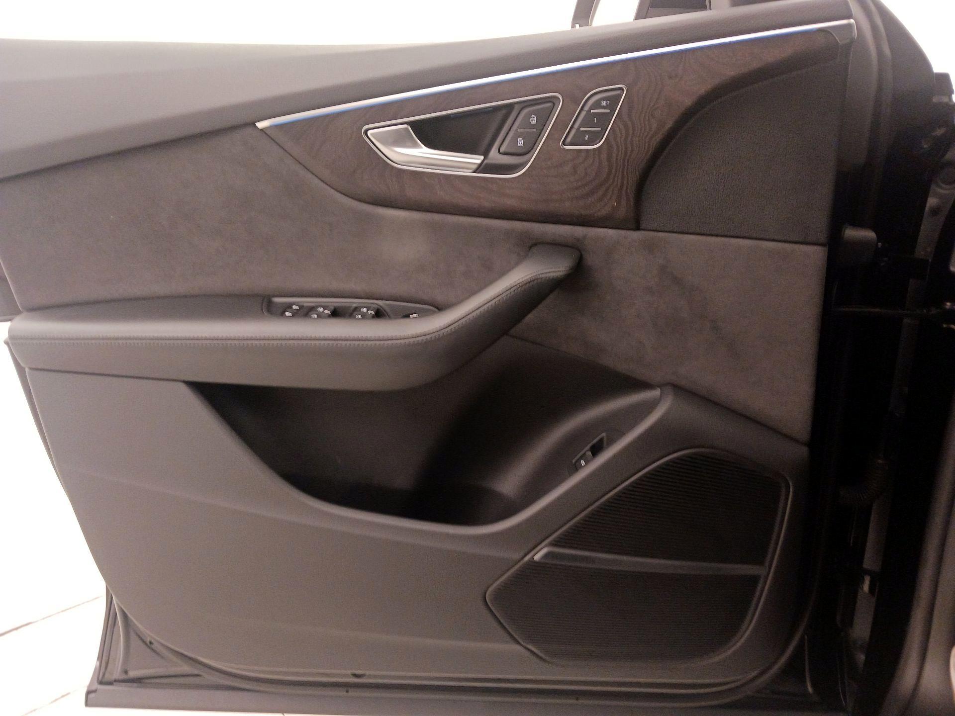 Thumbnail: 2020 Audi Q8 - 12