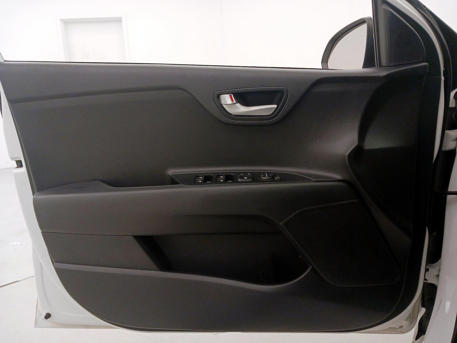 Thumbnail: 2021 Kia Rio - 12