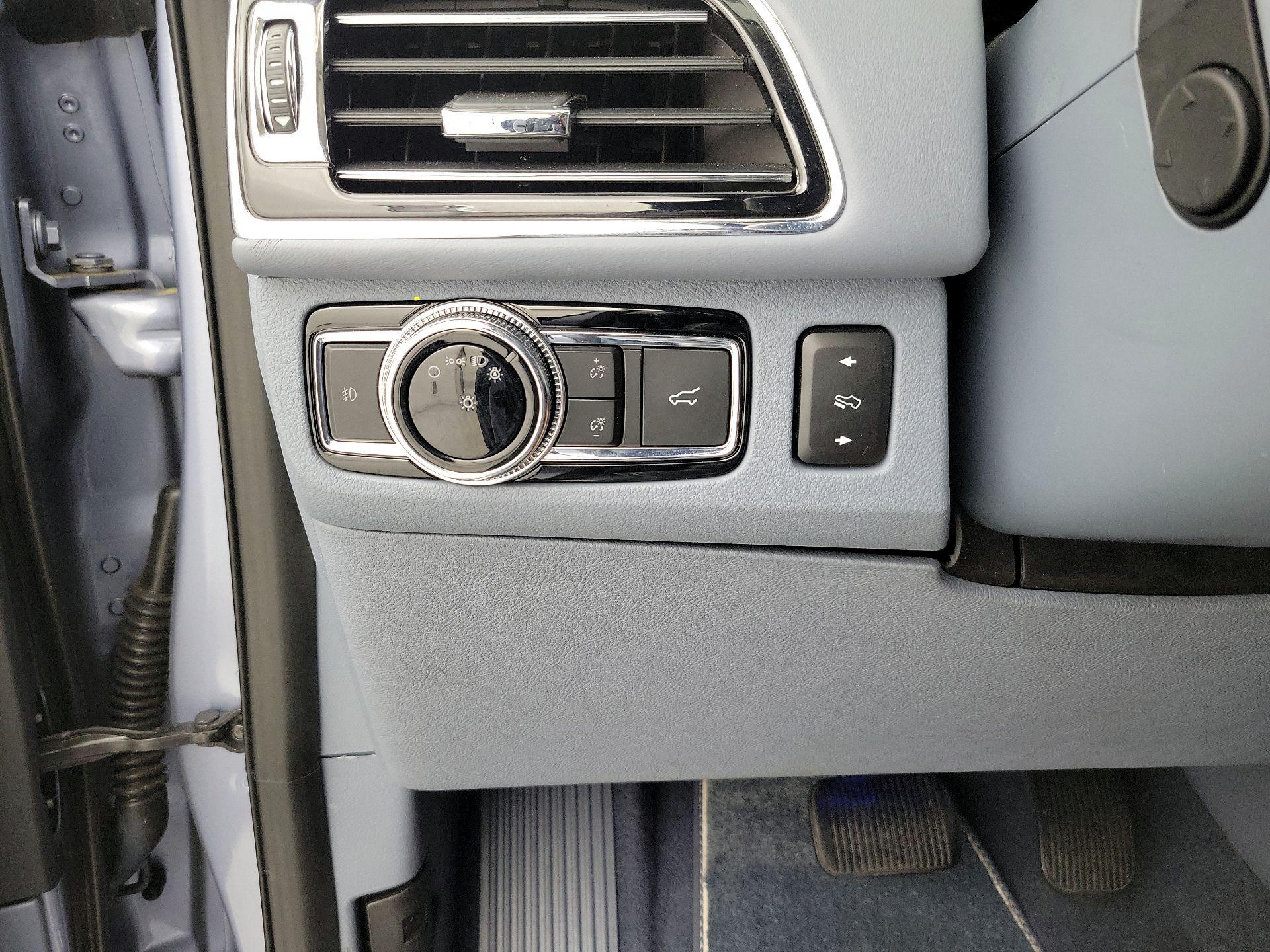 Thumbnail: 2021 Lincoln Navigator L - 13