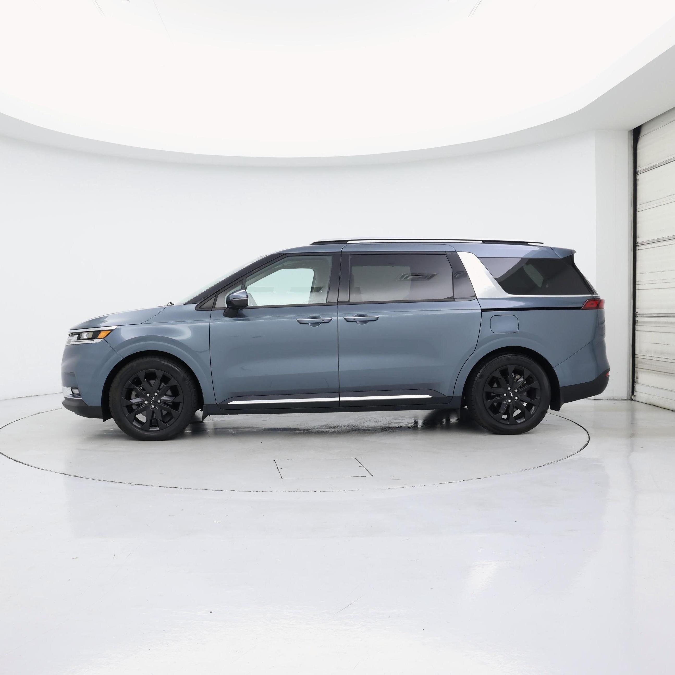 Thumbnail: 2022 Kia Carnival - 3