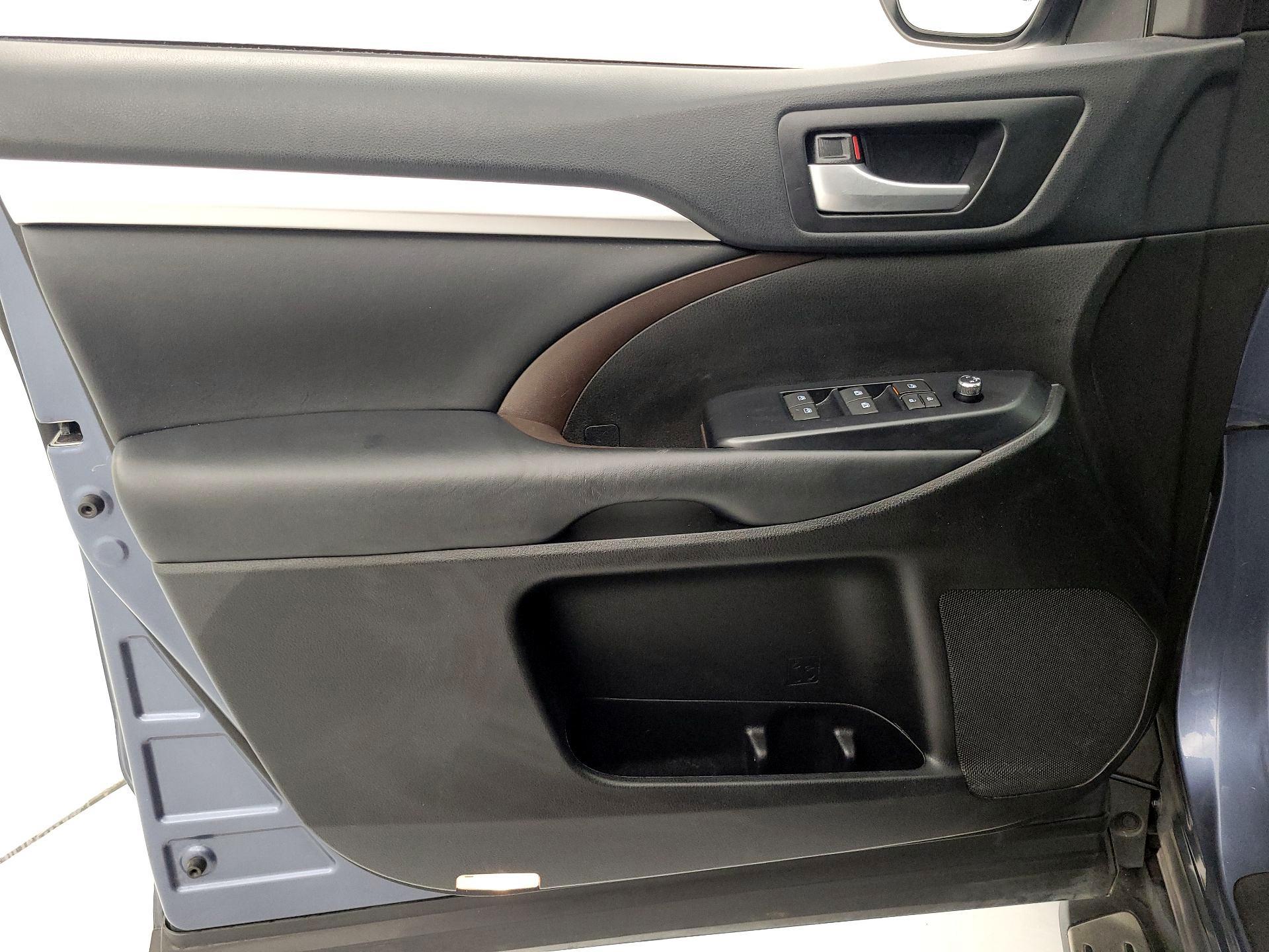 Thumbnail: 2019 Toyota Highlander - 12