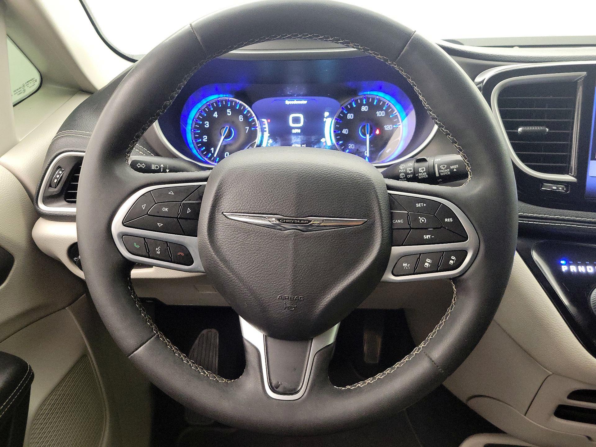 Thumbnail: 2022 Chrysler Pacifica - 10