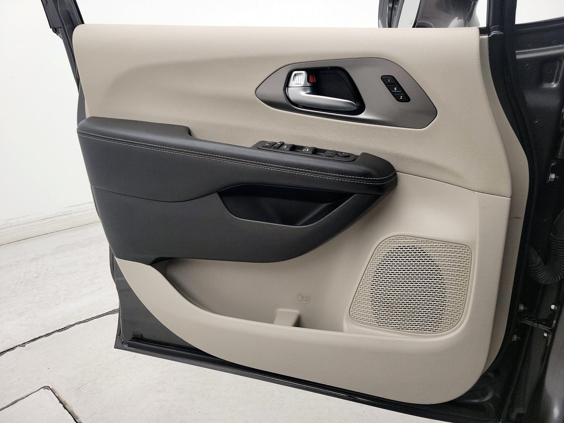 Thumbnail: 2022 Chrysler Pacifica - 12