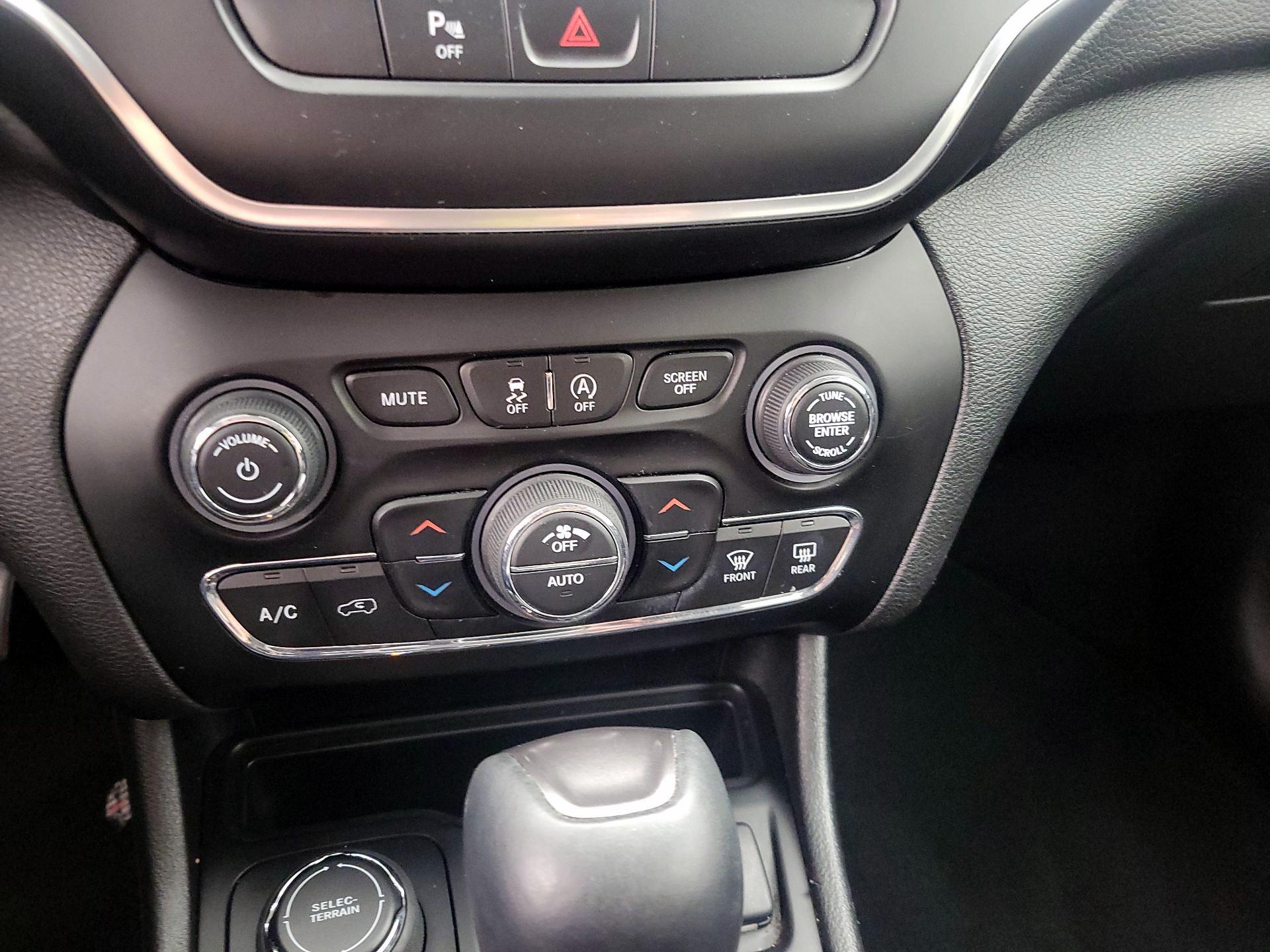 Thumbnail: 2019 Jeep Cherokee - 16