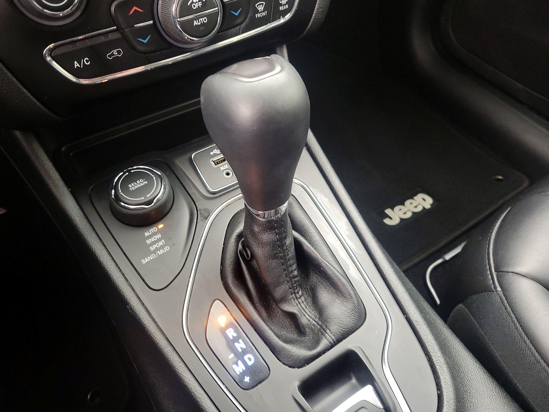 Thumbnail: 2019 Jeep Cherokee - 17