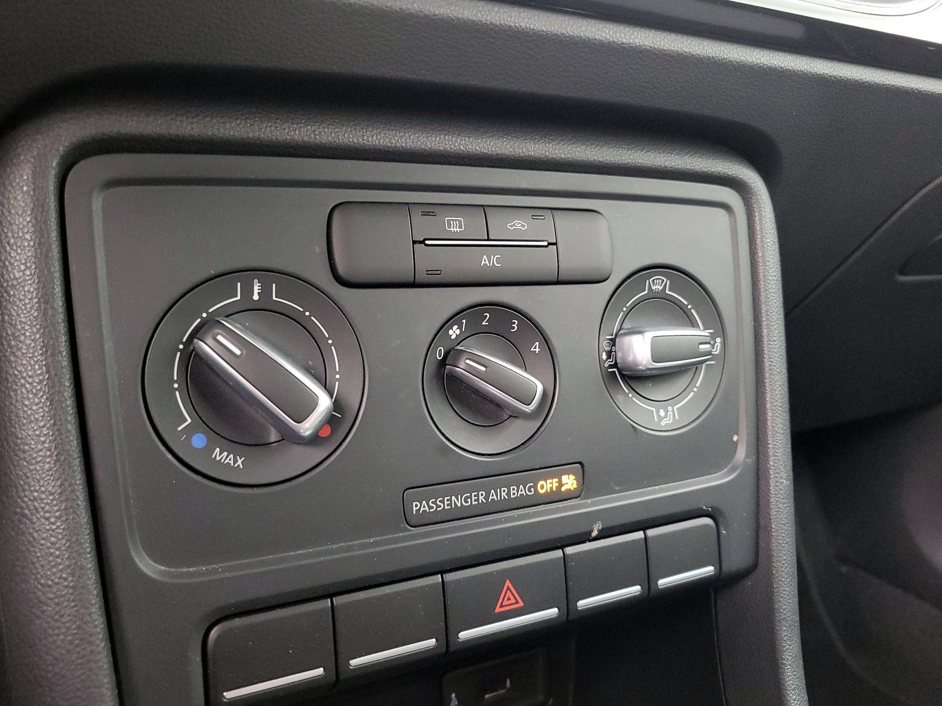 Thumbnail: 2018 Volkswagen Beetle - 16