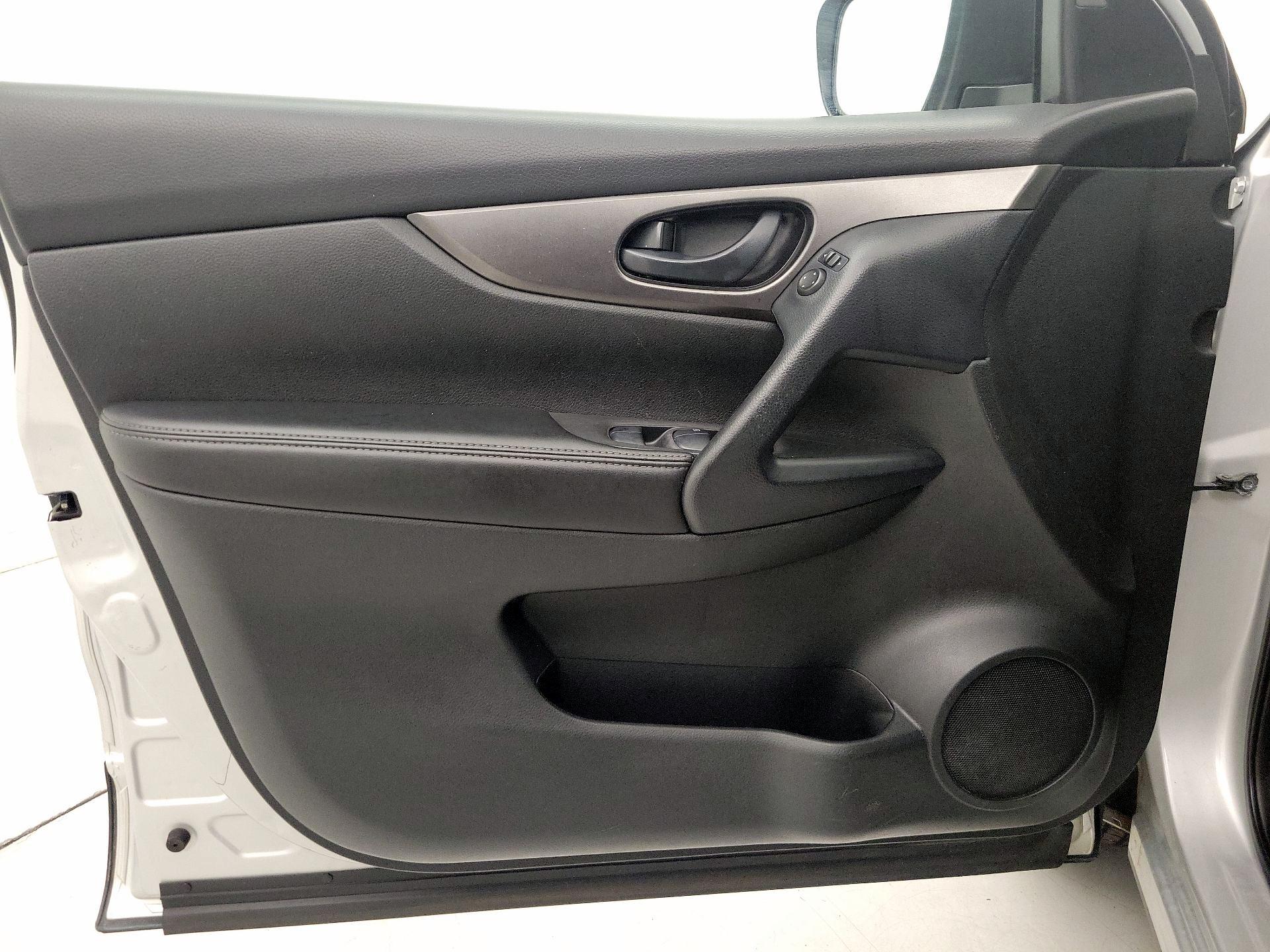 Thumbnail: 2021 Nissan Rogue Sport - 12