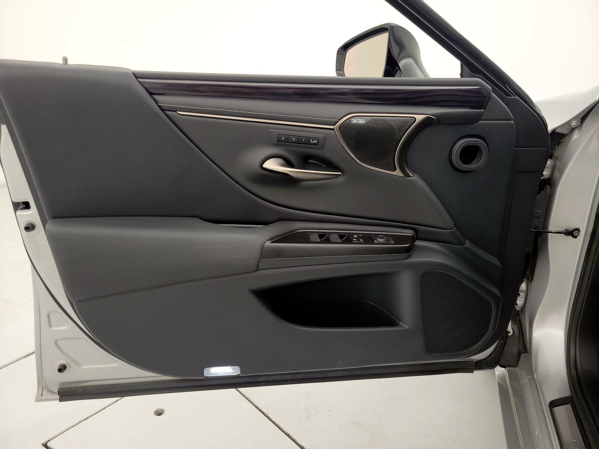 Thumbnail: 2019 Lexus ES - 12