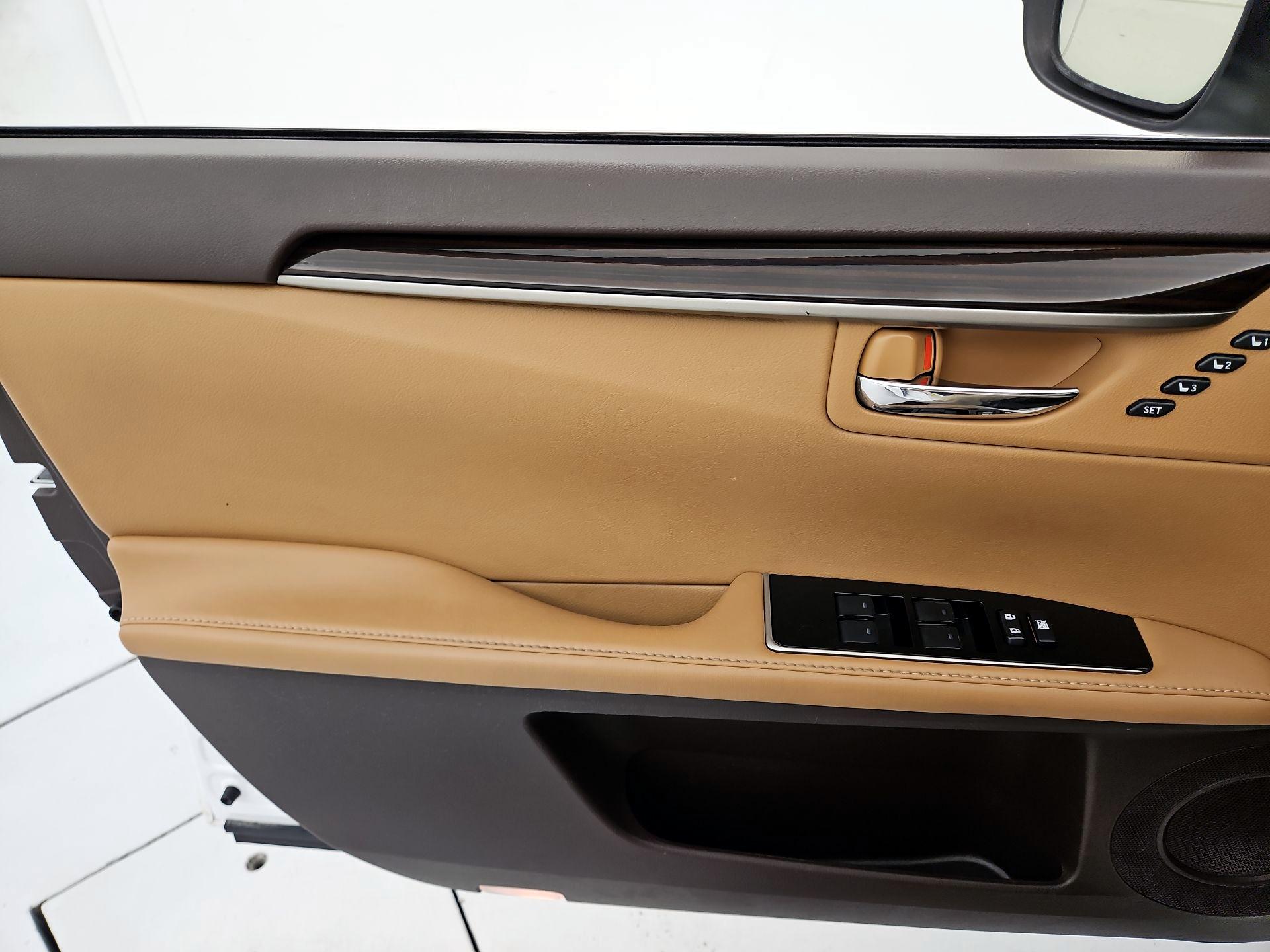 Thumbnail: 2016 Lexus ES - 12