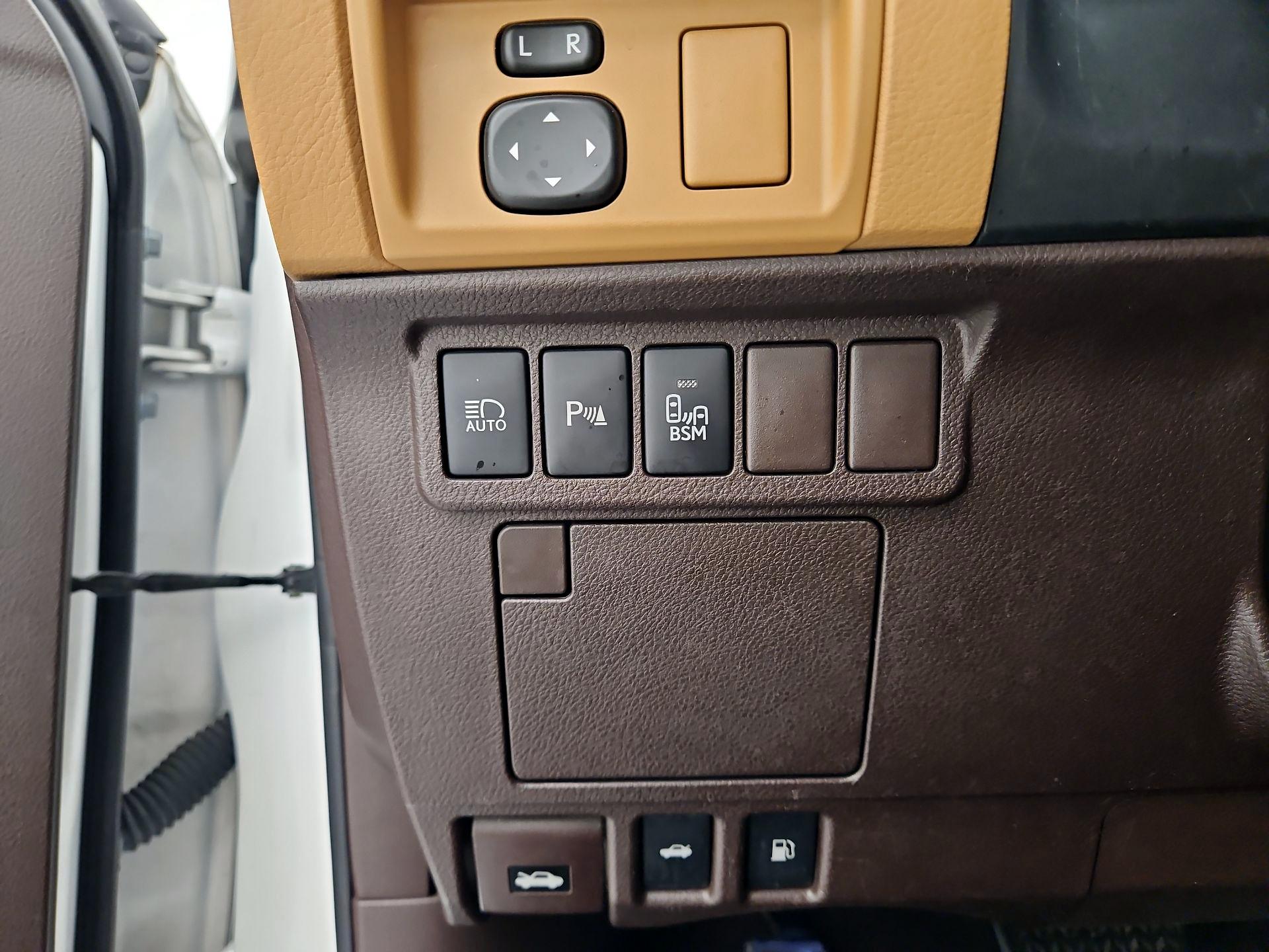 Thumbnail: 2016 Lexus ES - 13