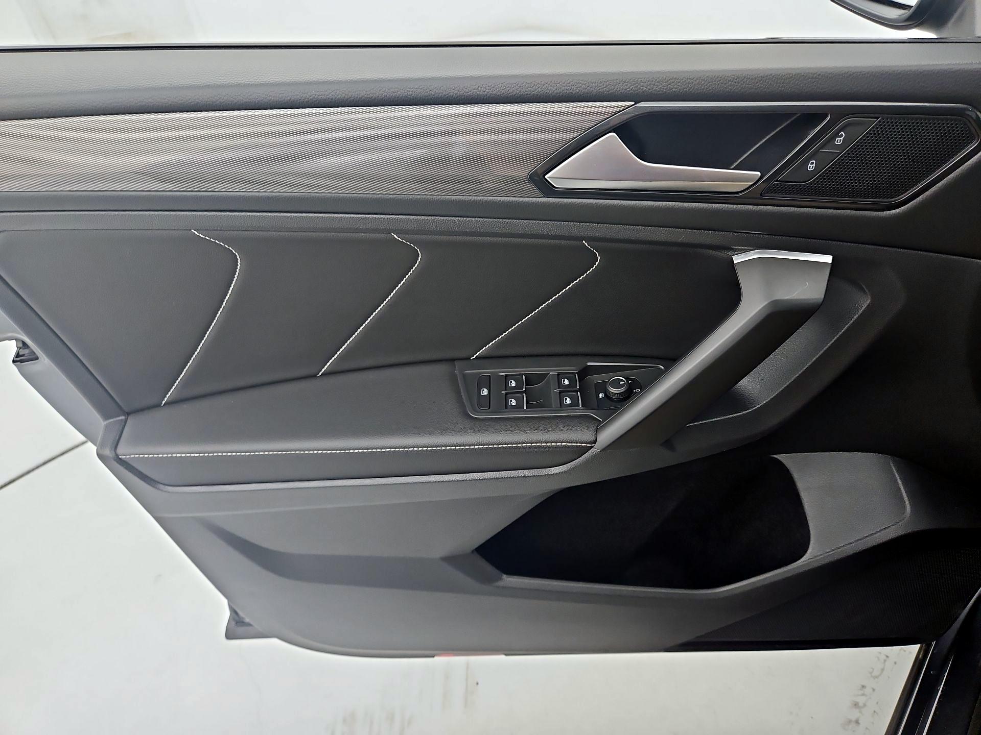 Thumbnail: 2022 Volkswagen Tiguan - 12