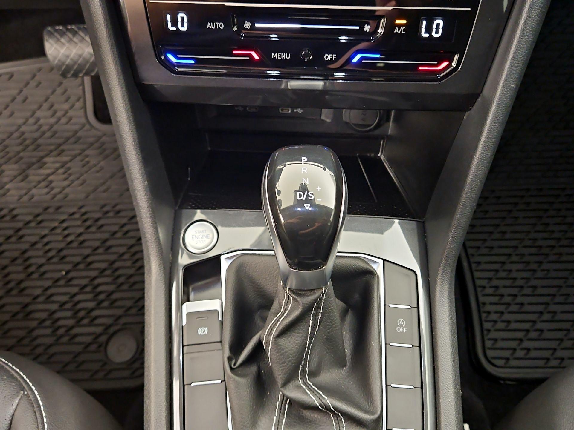 Thumbnail: 2022 Volkswagen Tiguan - 17