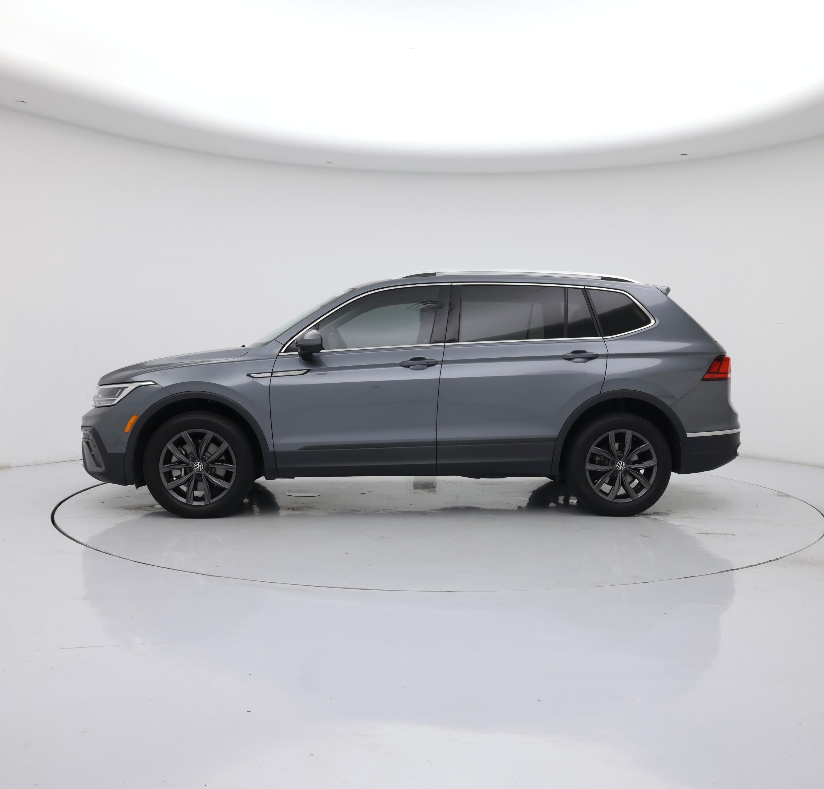 Thumbnail: 2022 Volkswagen Tiguan - 3