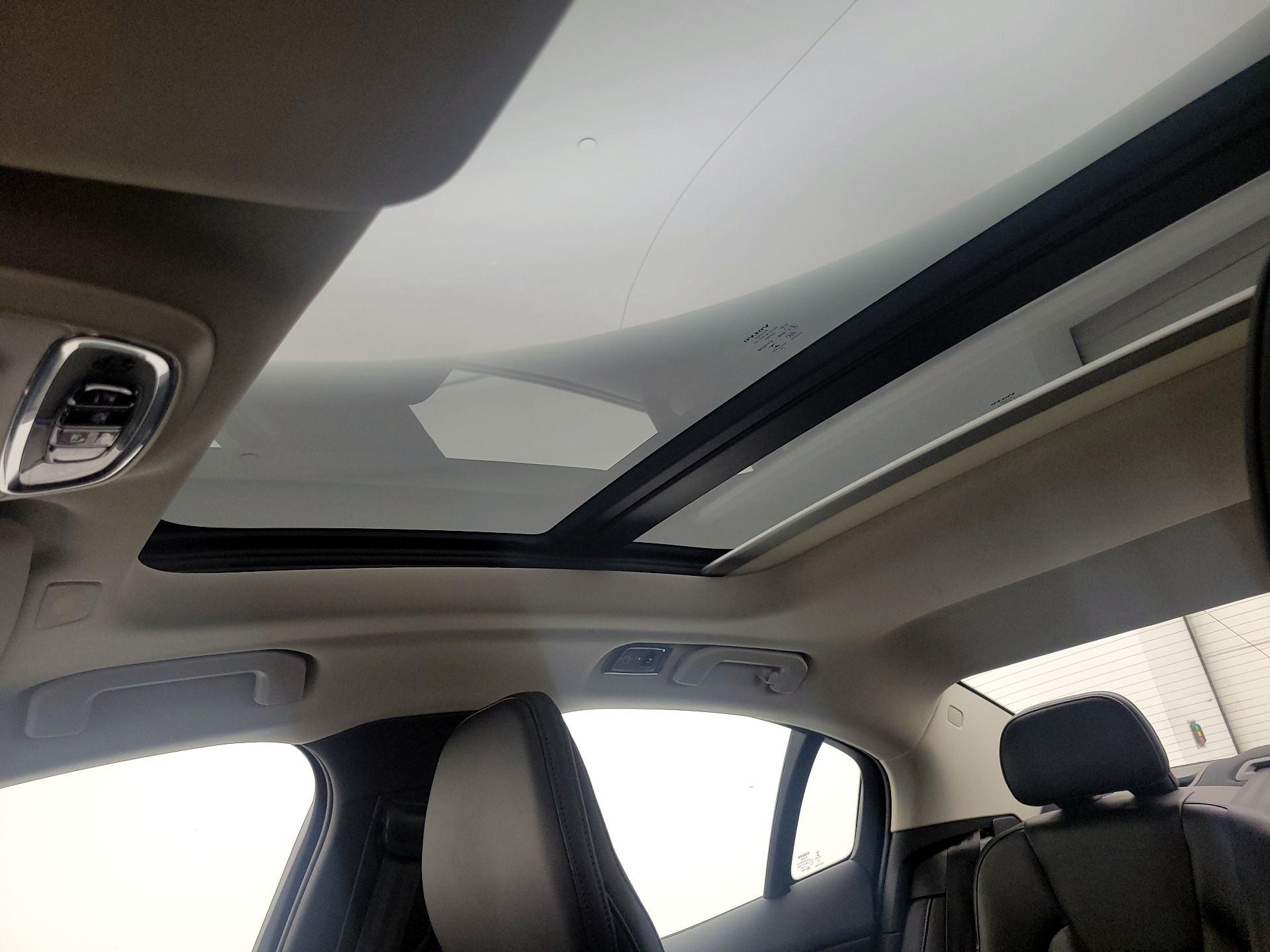 Thumbnail: 2019 Volvo S60 - 19