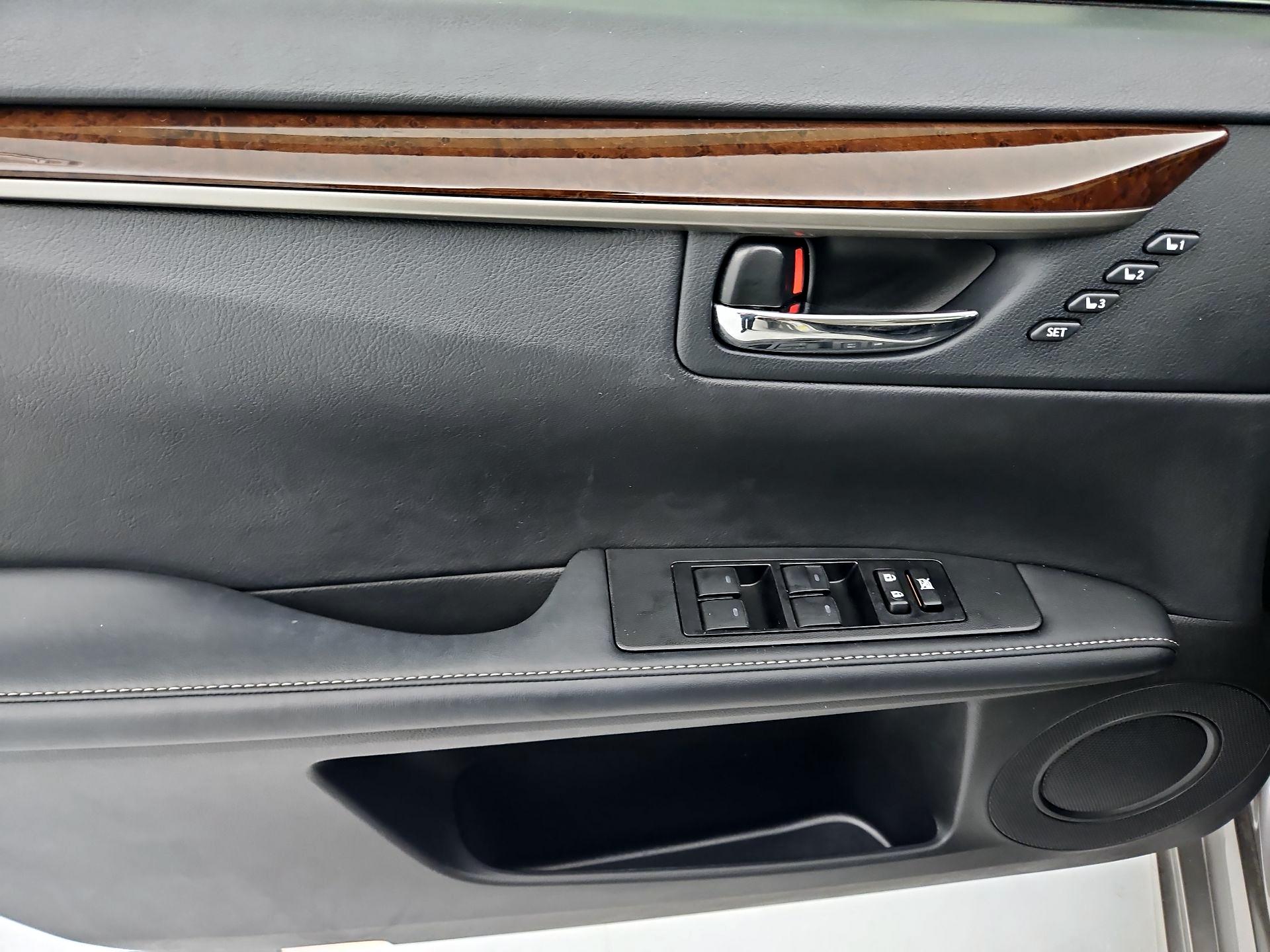 Thumbnail: 2015 Lexus ES - 12