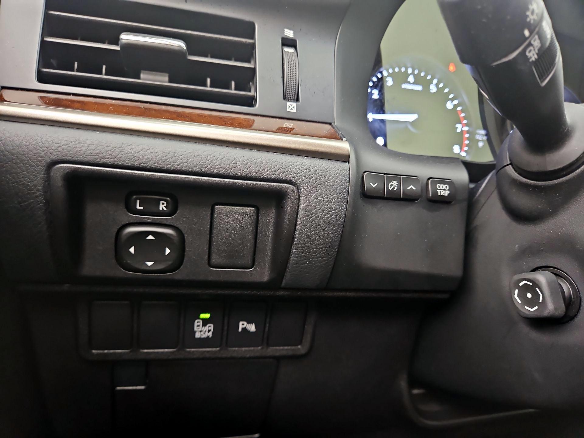 Thumbnail: 2015 Lexus ES - 13