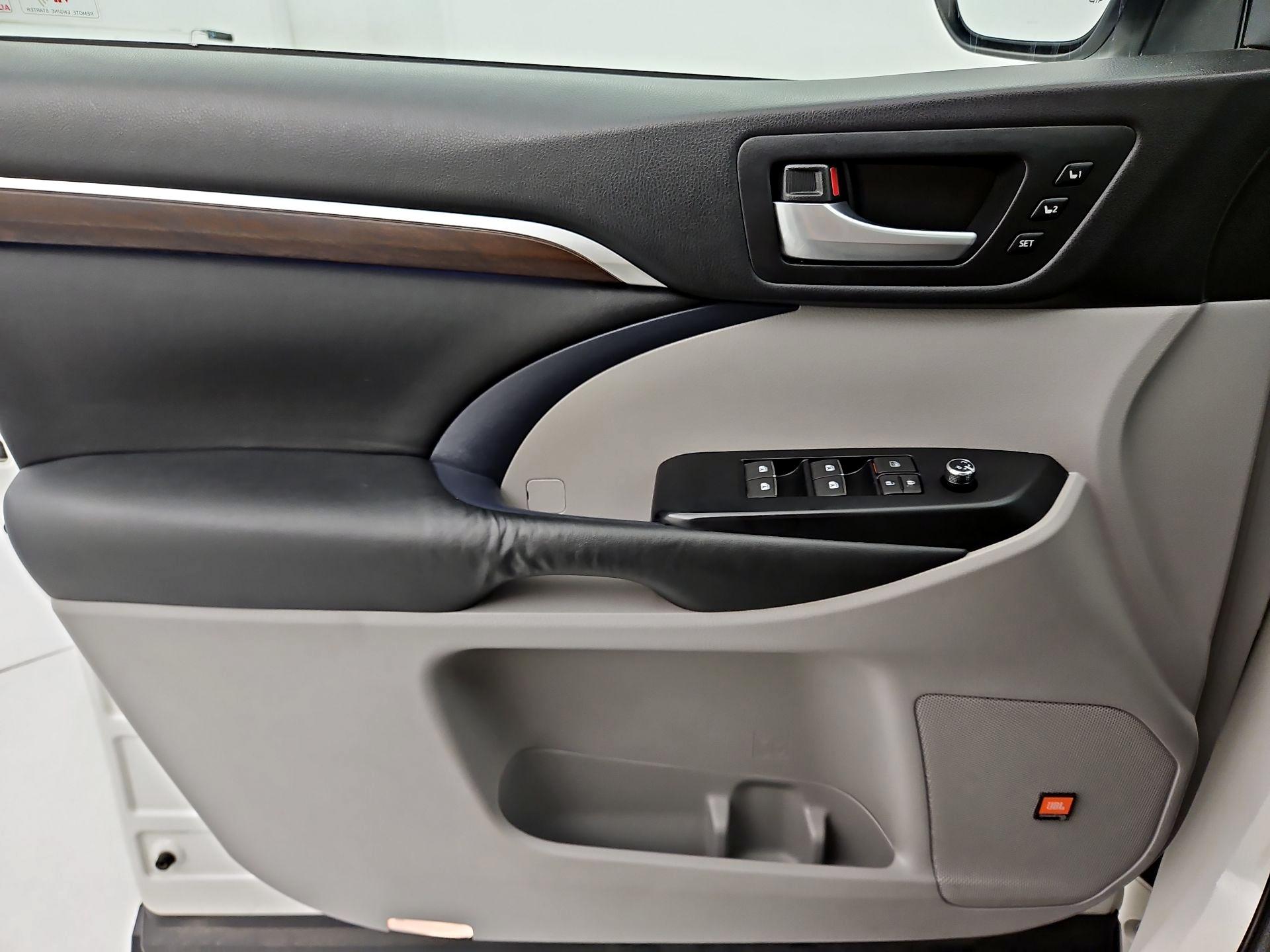 Thumbnail: 2015 Toyota Highlander - 12