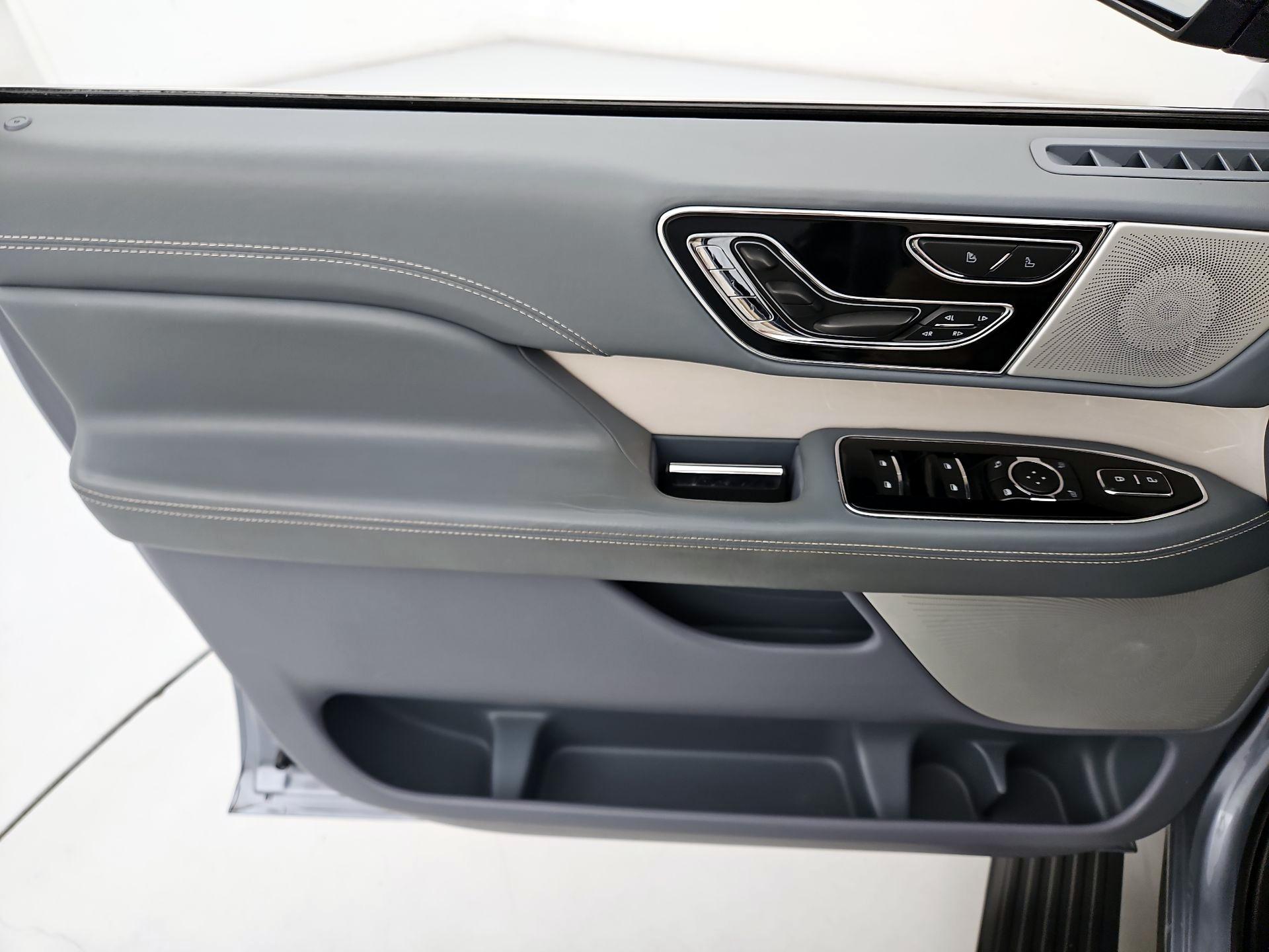 Thumbnail: 2022 Lincoln Navigator - 12