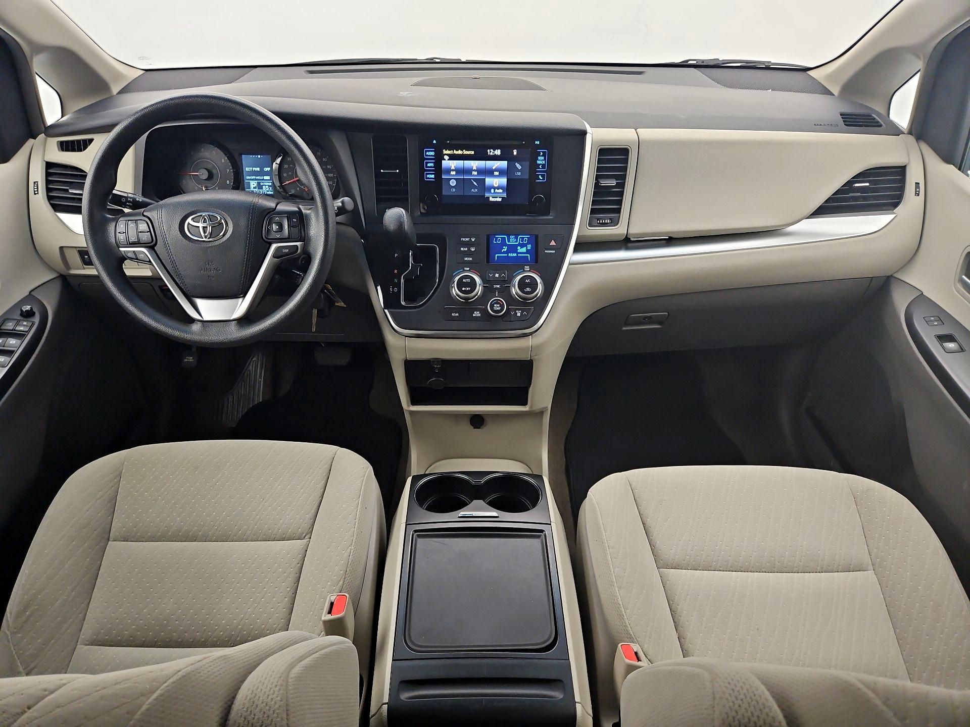 Thumbnail: 2017 Toyota Sienna - 9
