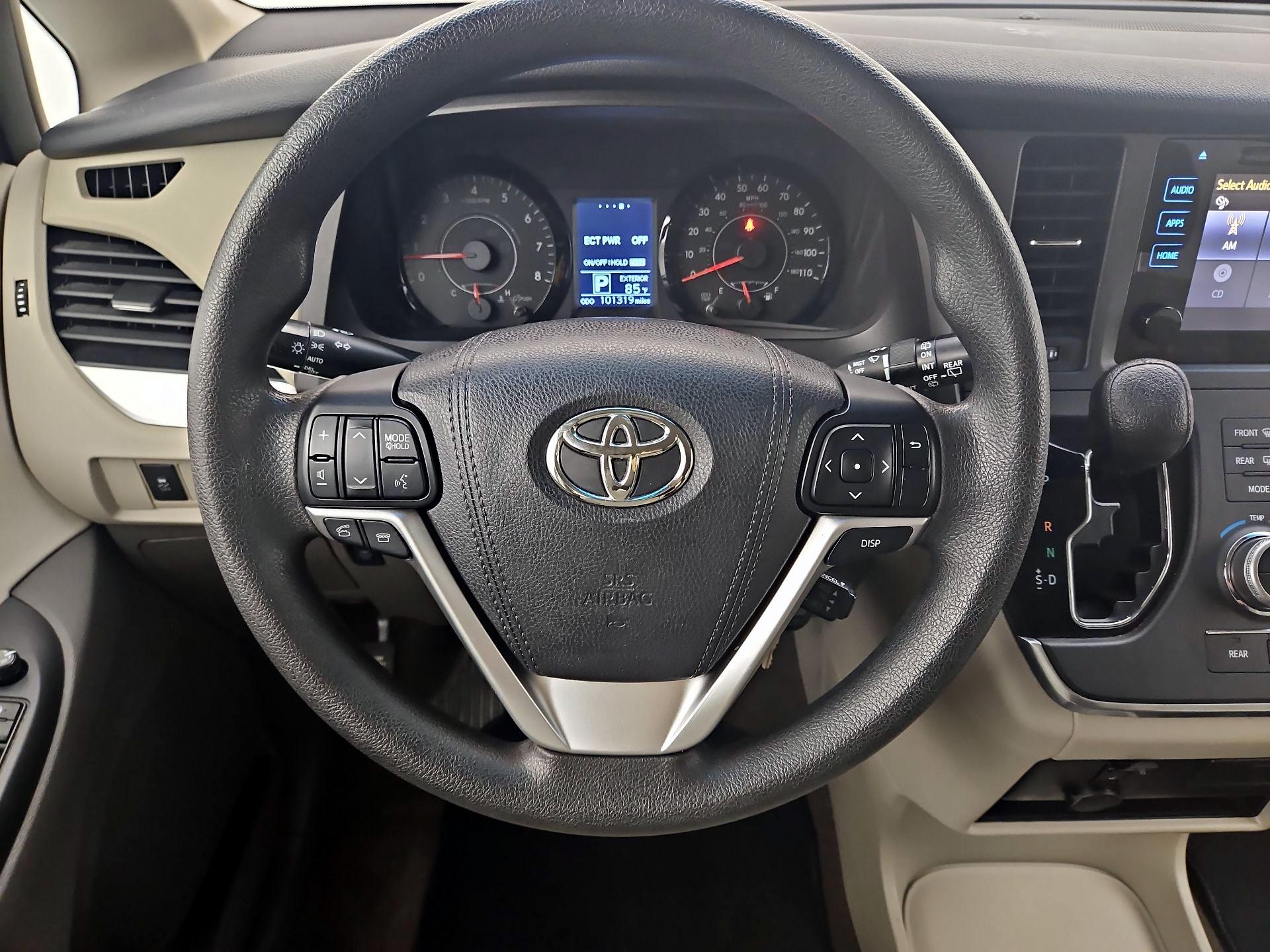 Thumbnail: 2017 Toyota Sienna - 10
