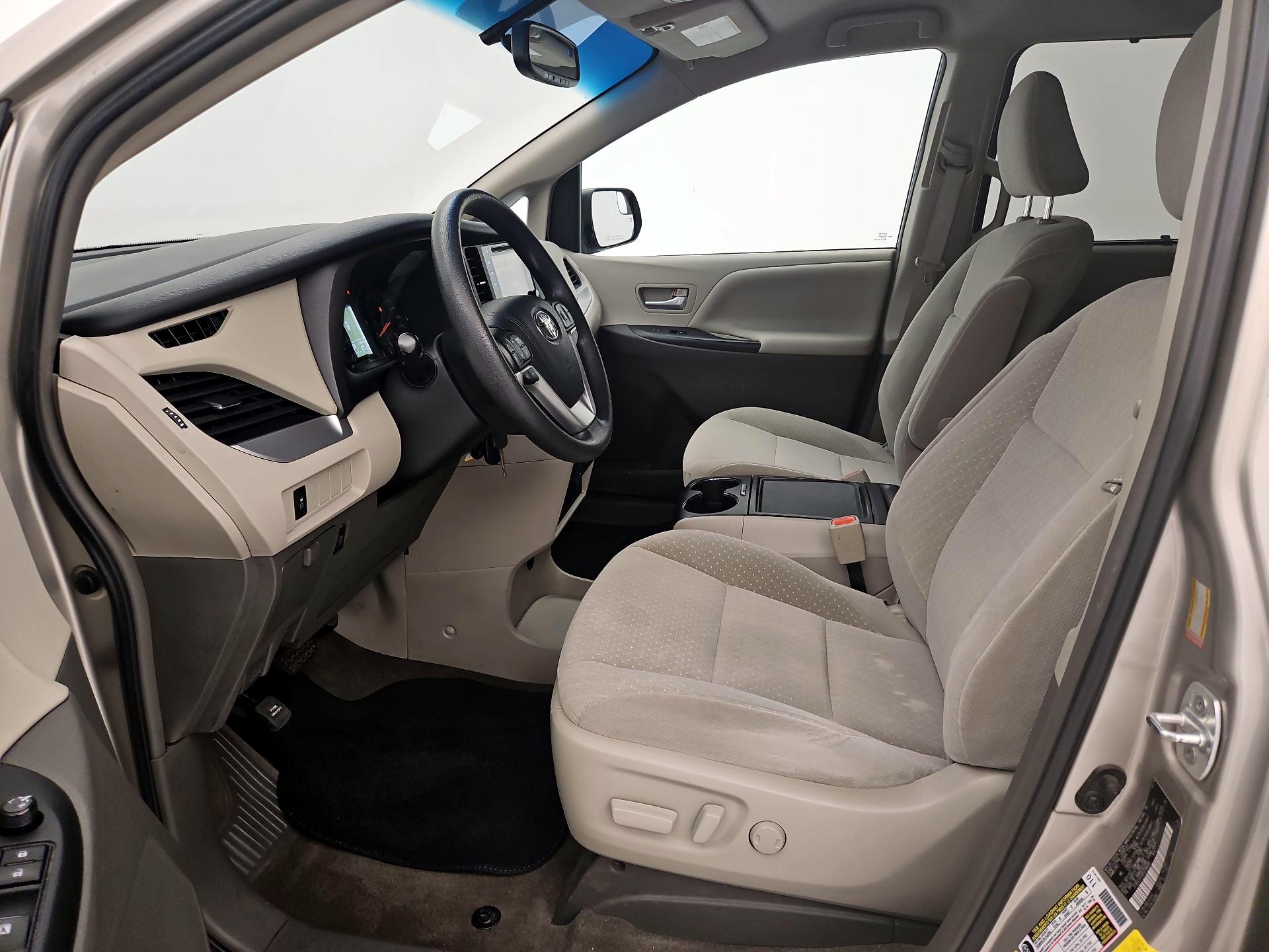 Thumbnail: 2017 Toyota Sienna - 11