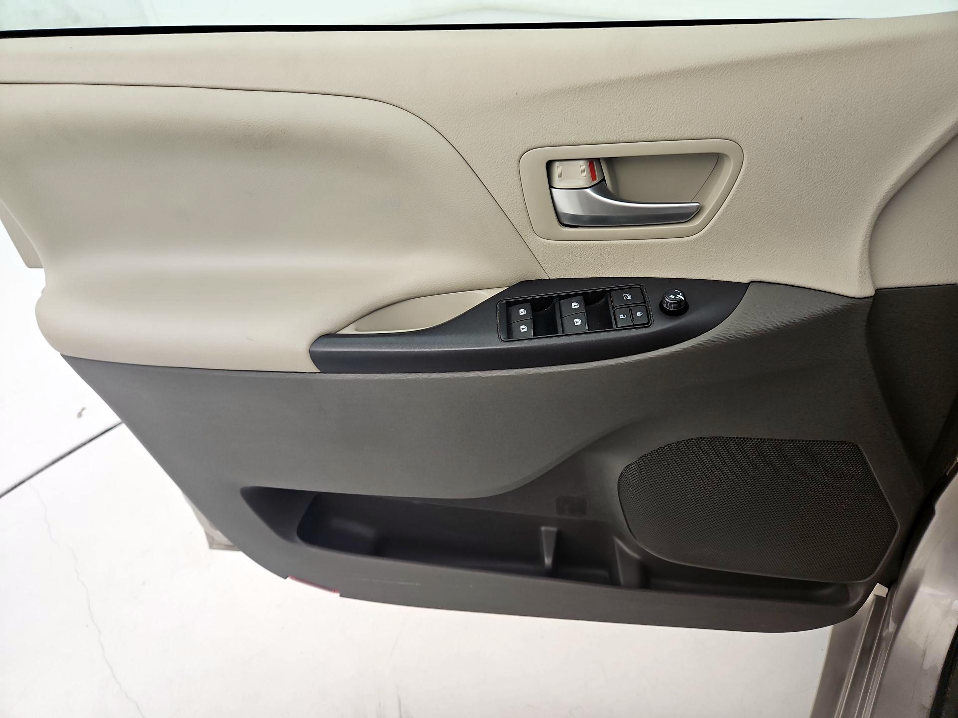 Thumbnail: 2017 Toyota Sienna - 12
