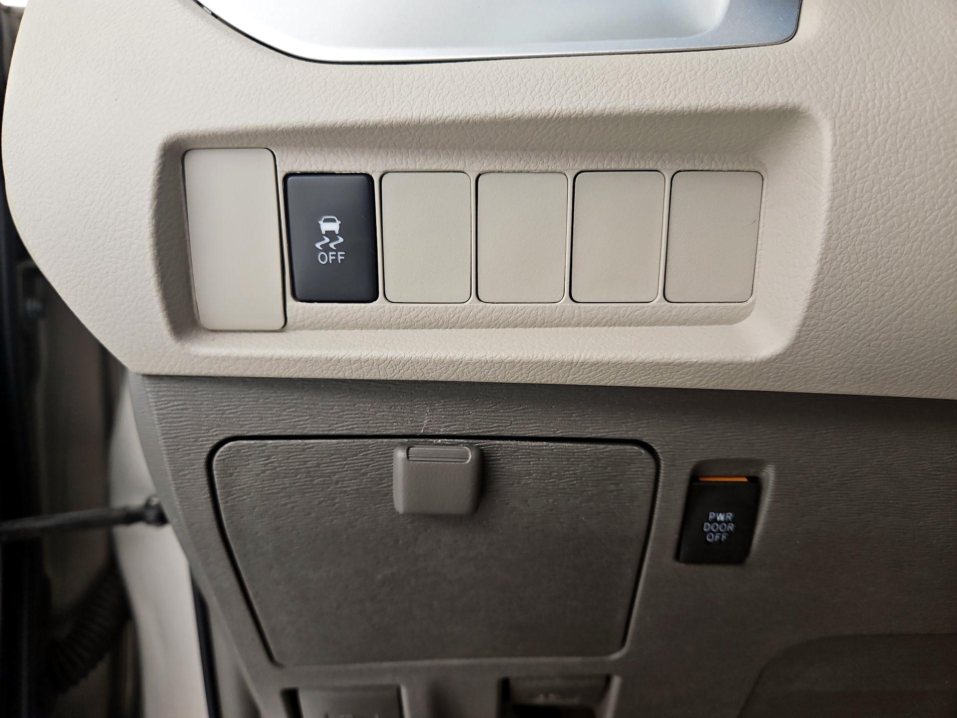 Thumbnail: 2017 Toyota Sienna - 13