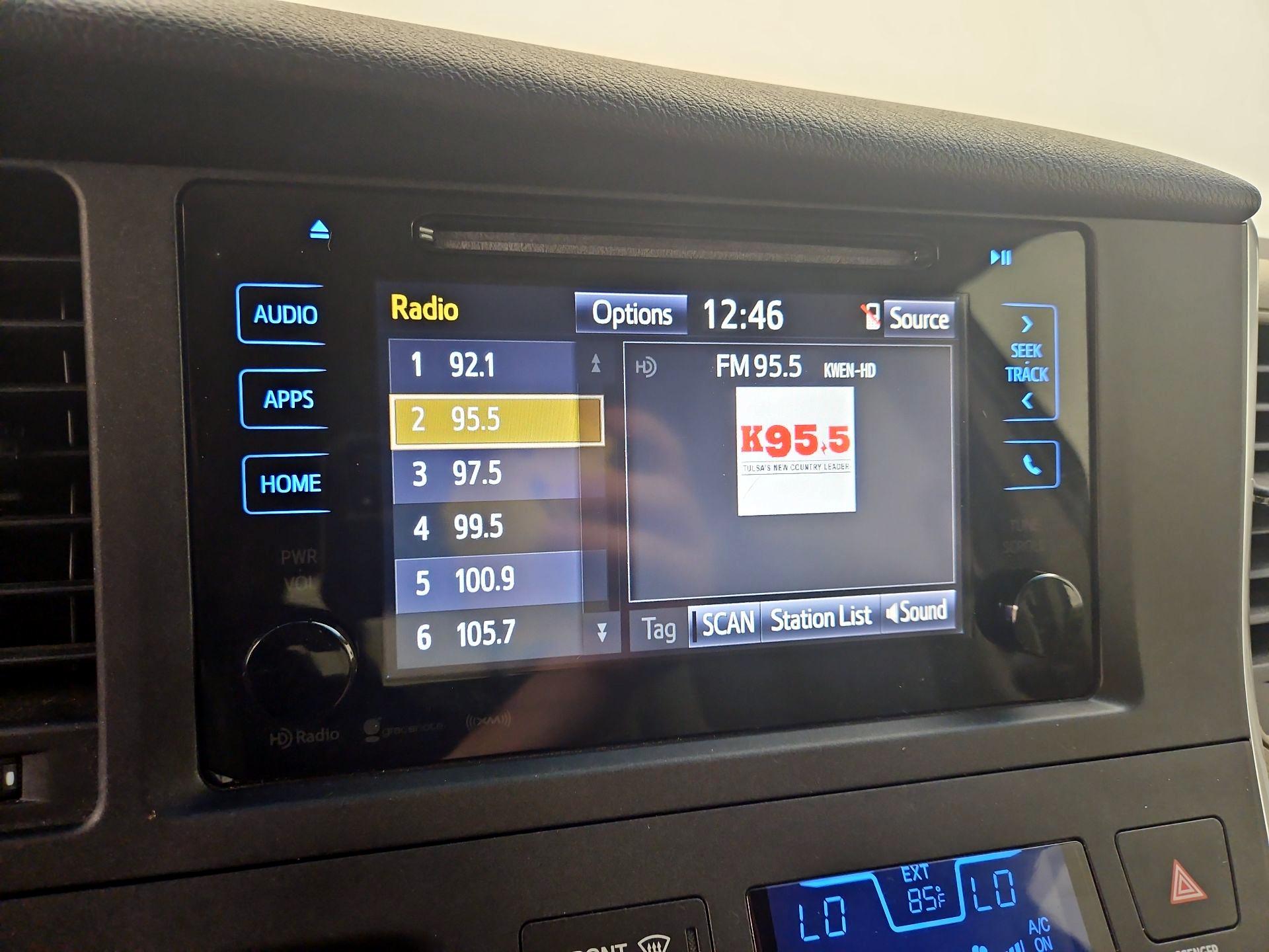 Thumbnail: 2017 Toyota Sienna - 15