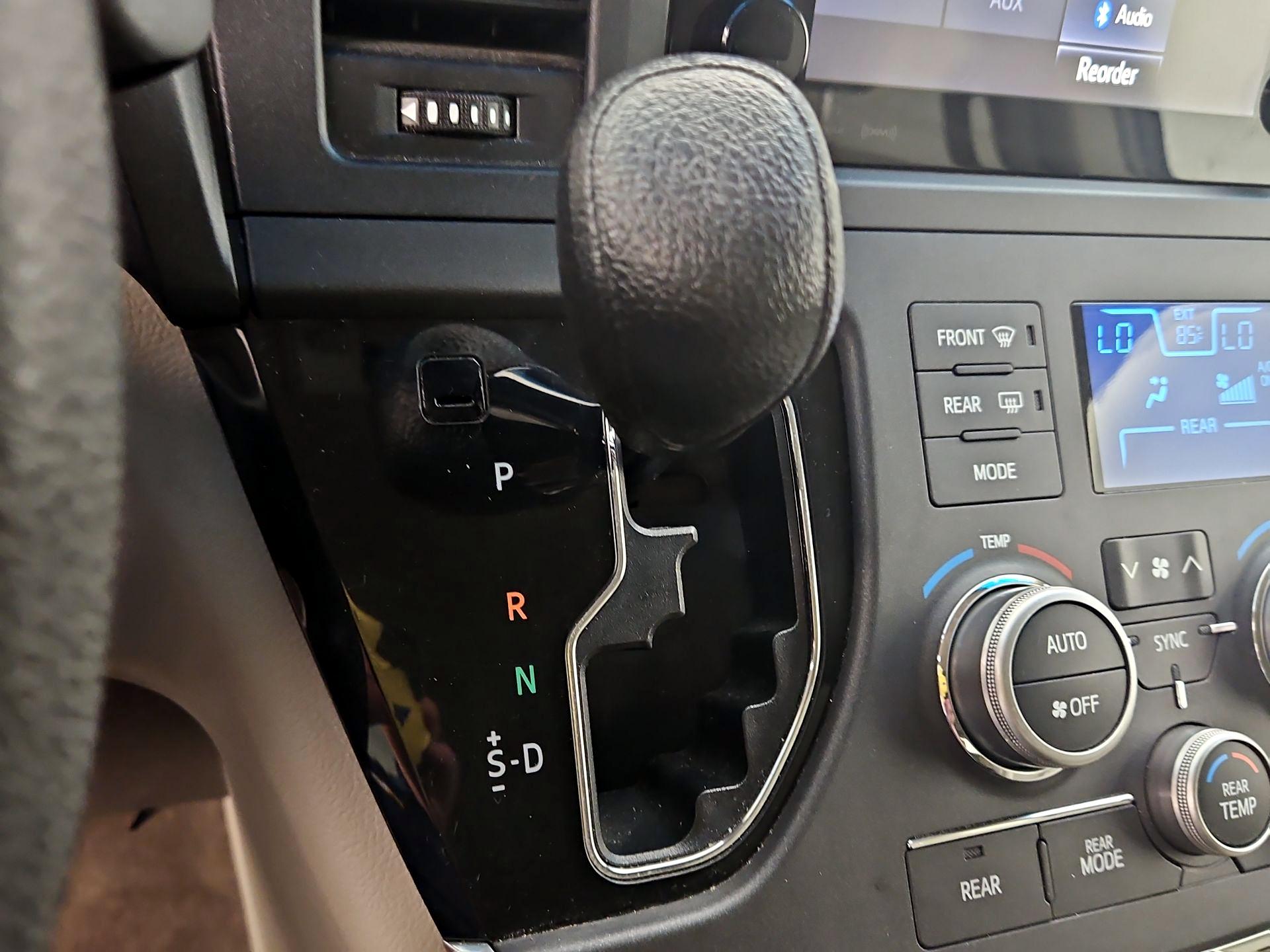 Thumbnail: 2017 Toyota Sienna - 17
