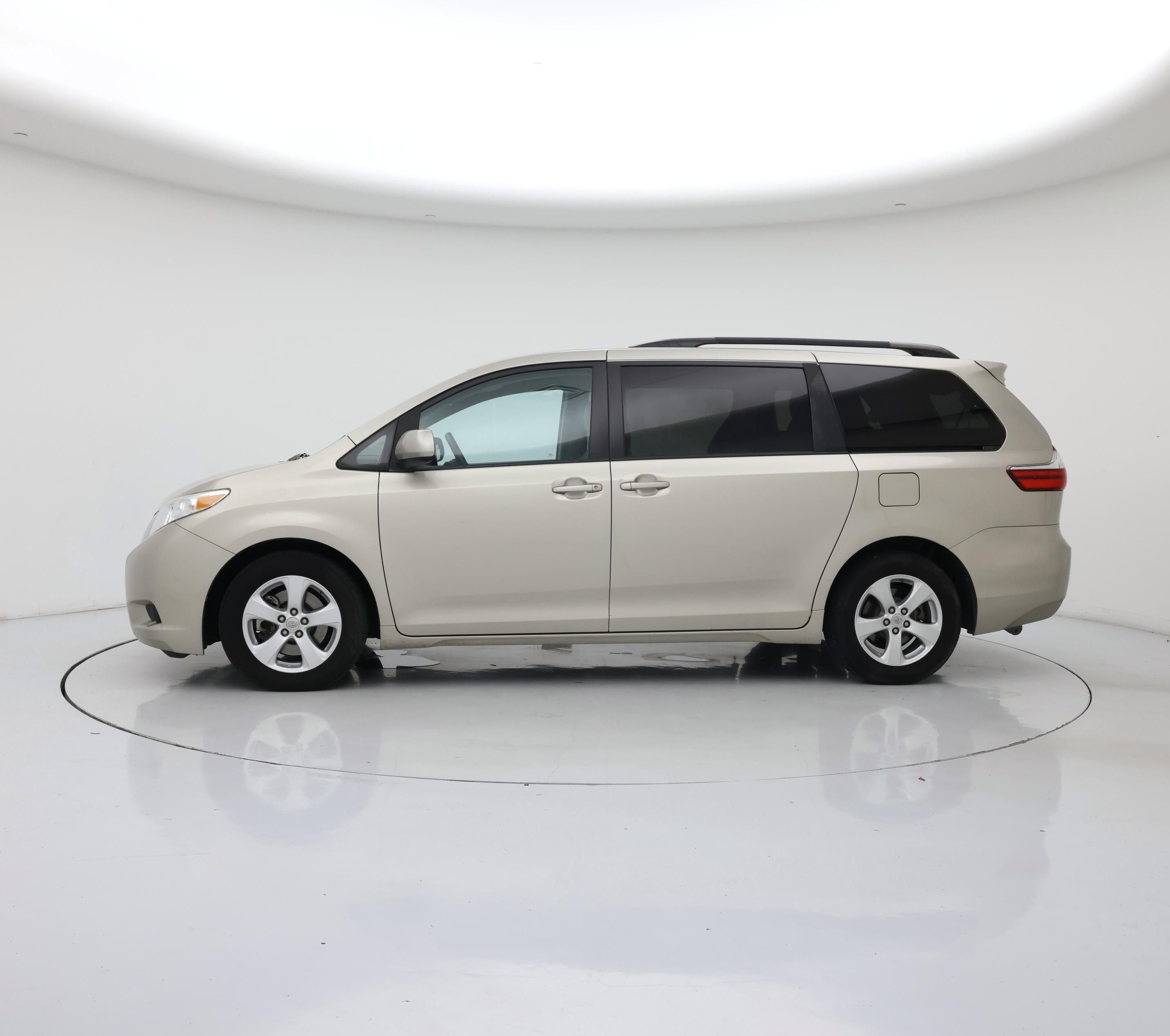 Thumbnail: 2017 Toyota Sienna - 3
