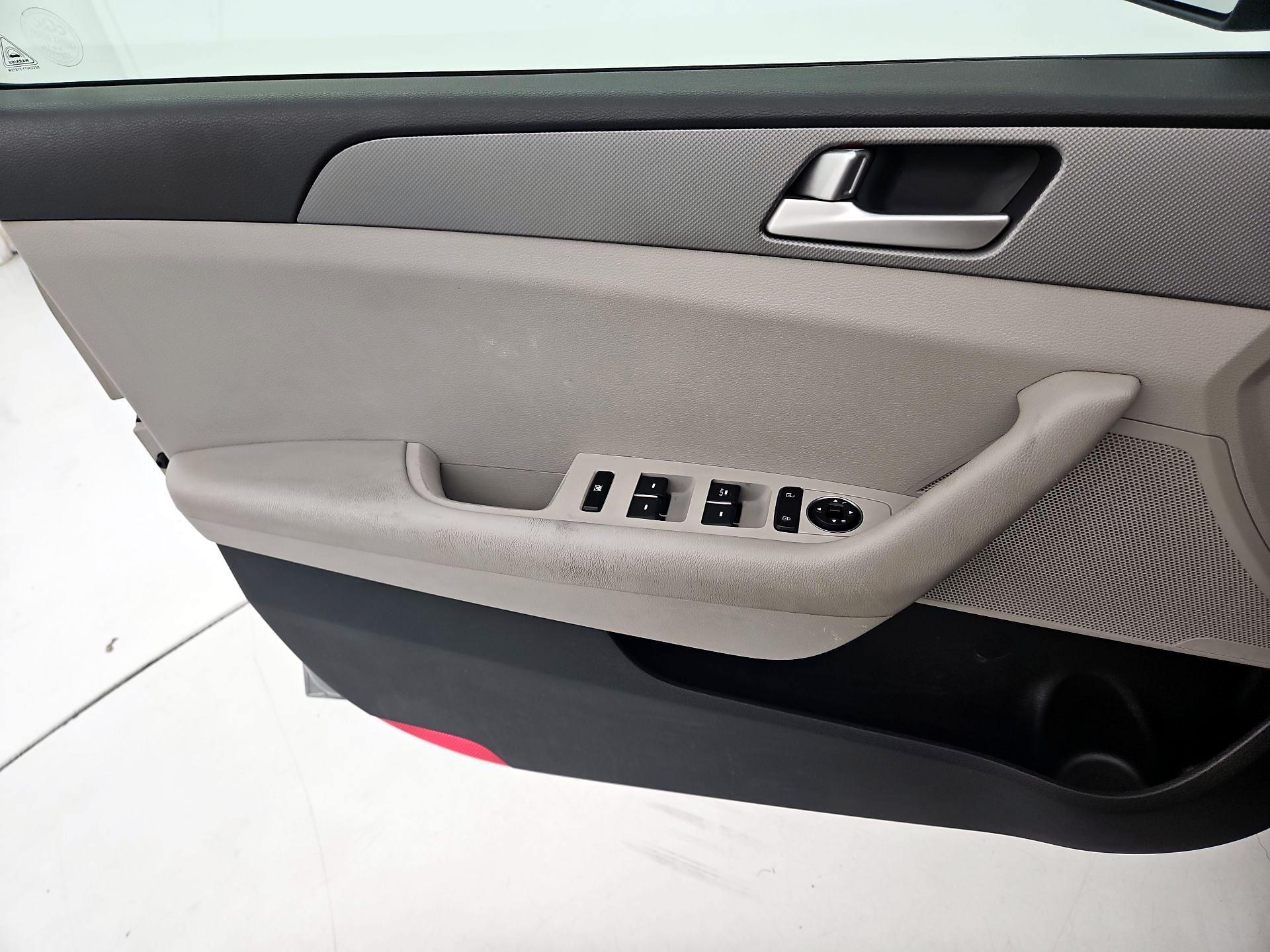 Thumbnail: 2015 Hyundai Sonata - 12