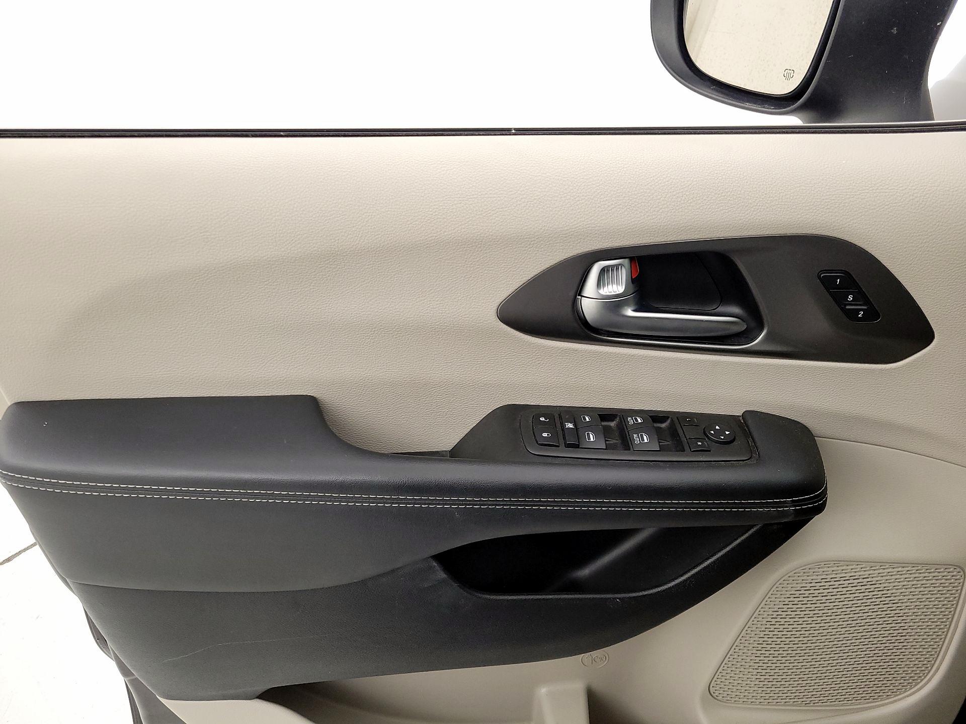 Thumbnail: 2023 Chrysler Pacifica - 12
