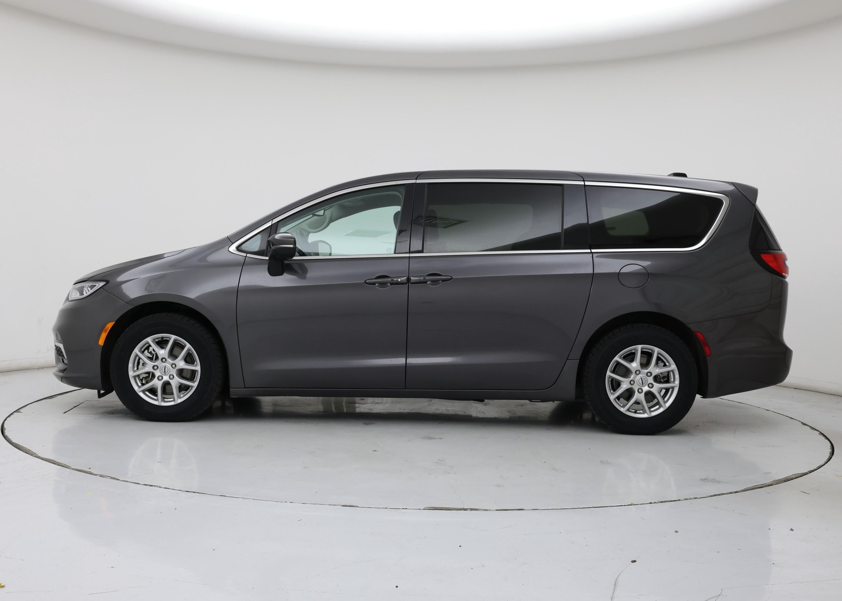 Thumbnail: 2023 Chrysler Pacifica - 3