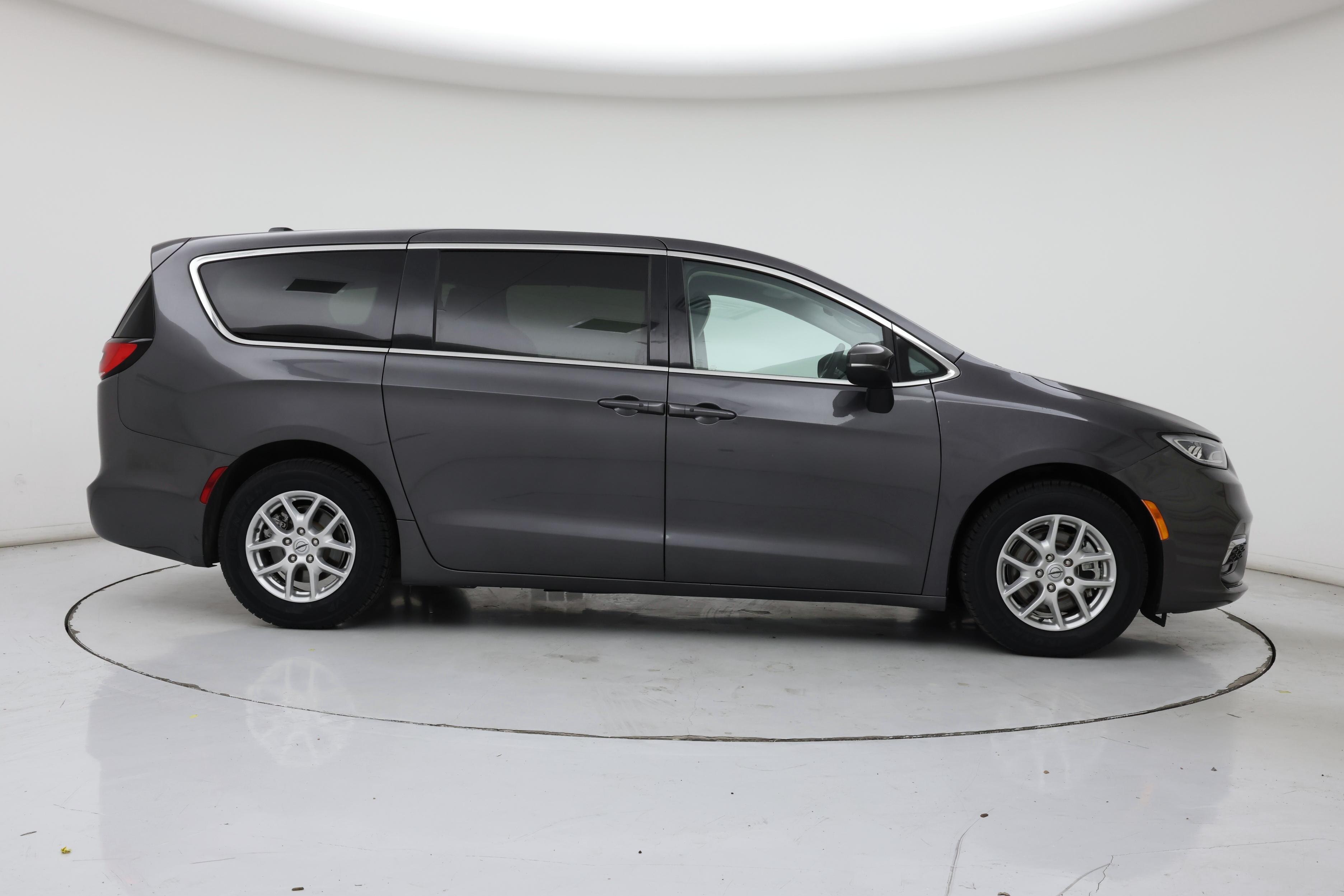 Thumbnail: 2023 Chrysler Pacifica - 7