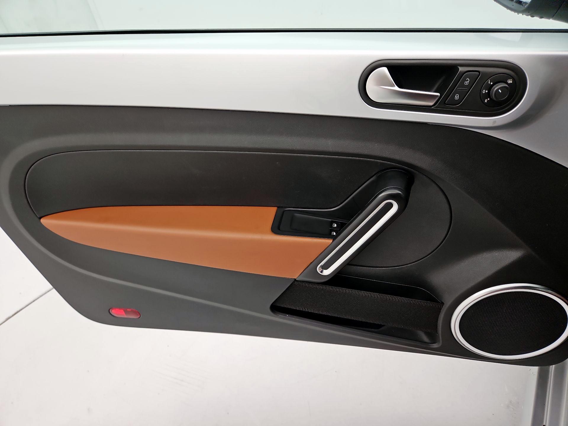 Thumbnail: 2015 Volkswagen Beetle - 12