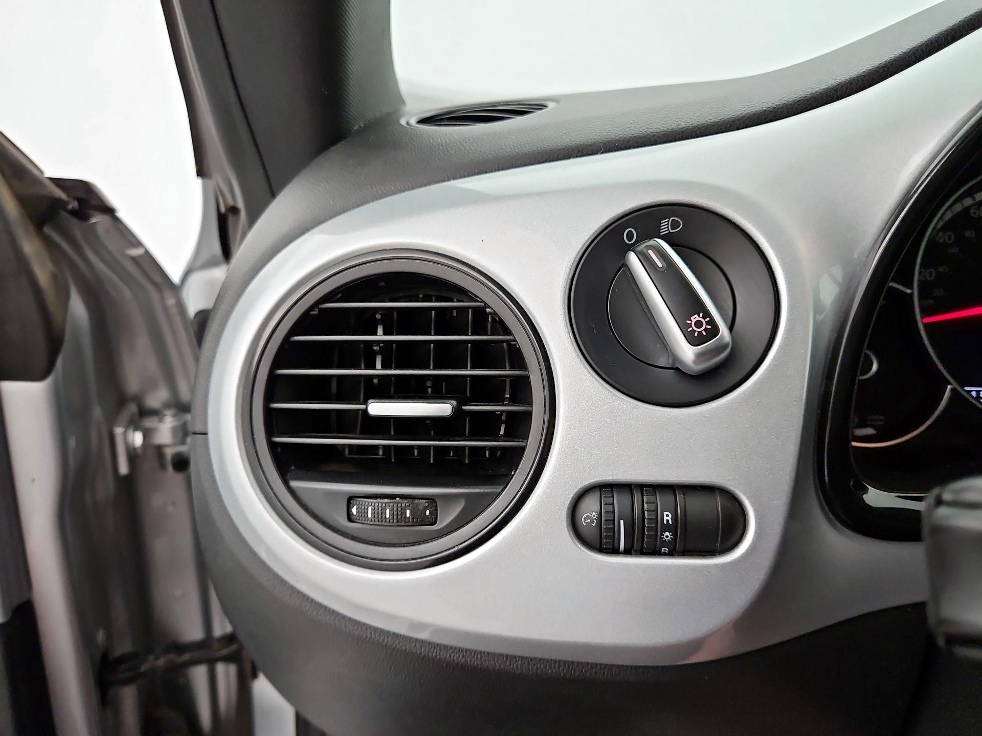 Thumbnail: 2015 Volkswagen Beetle - 13