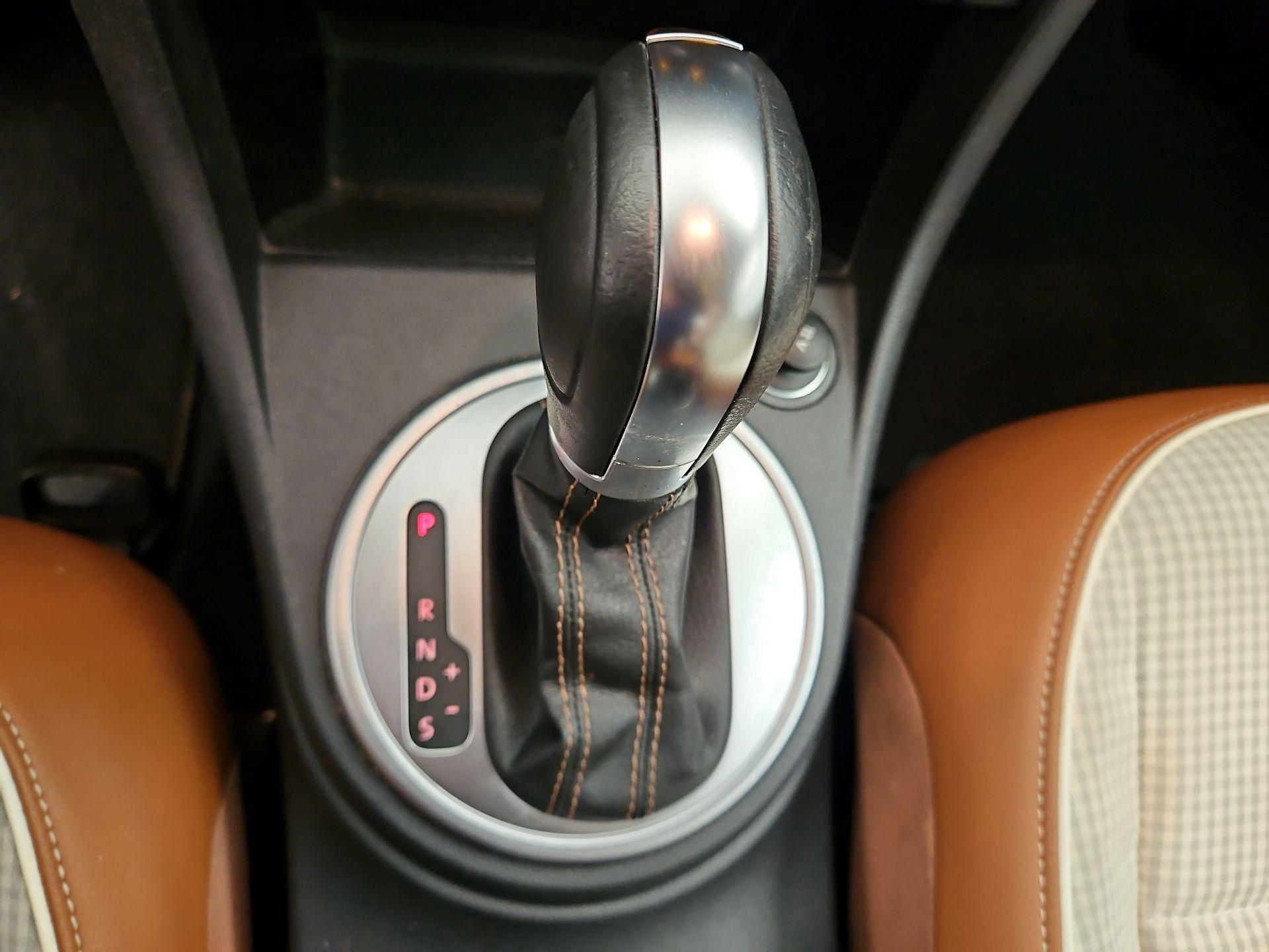 Thumbnail: 2015 Volkswagen Beetle - 17