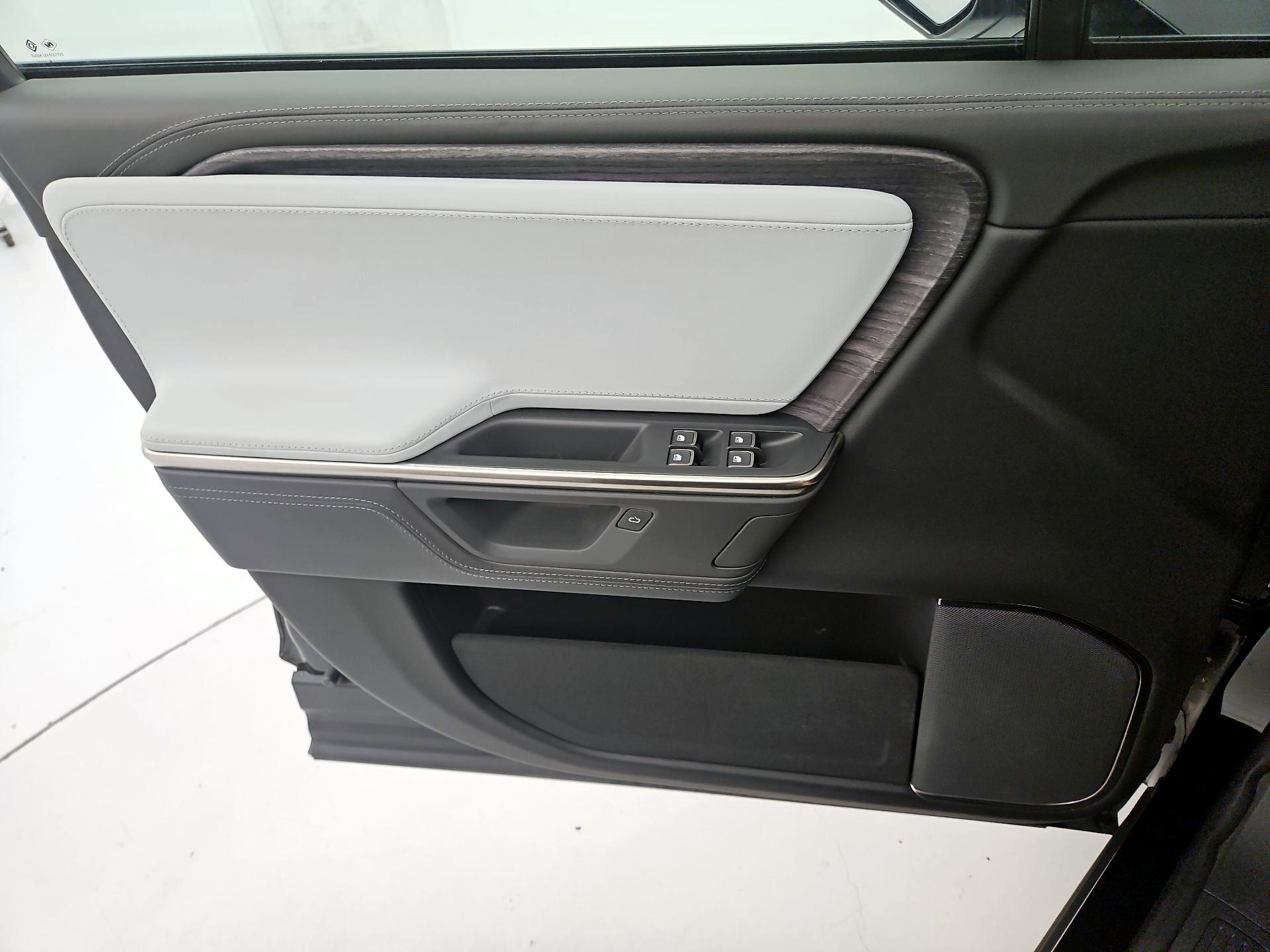 Thumbnail: 2025 Rivian R1S - 12