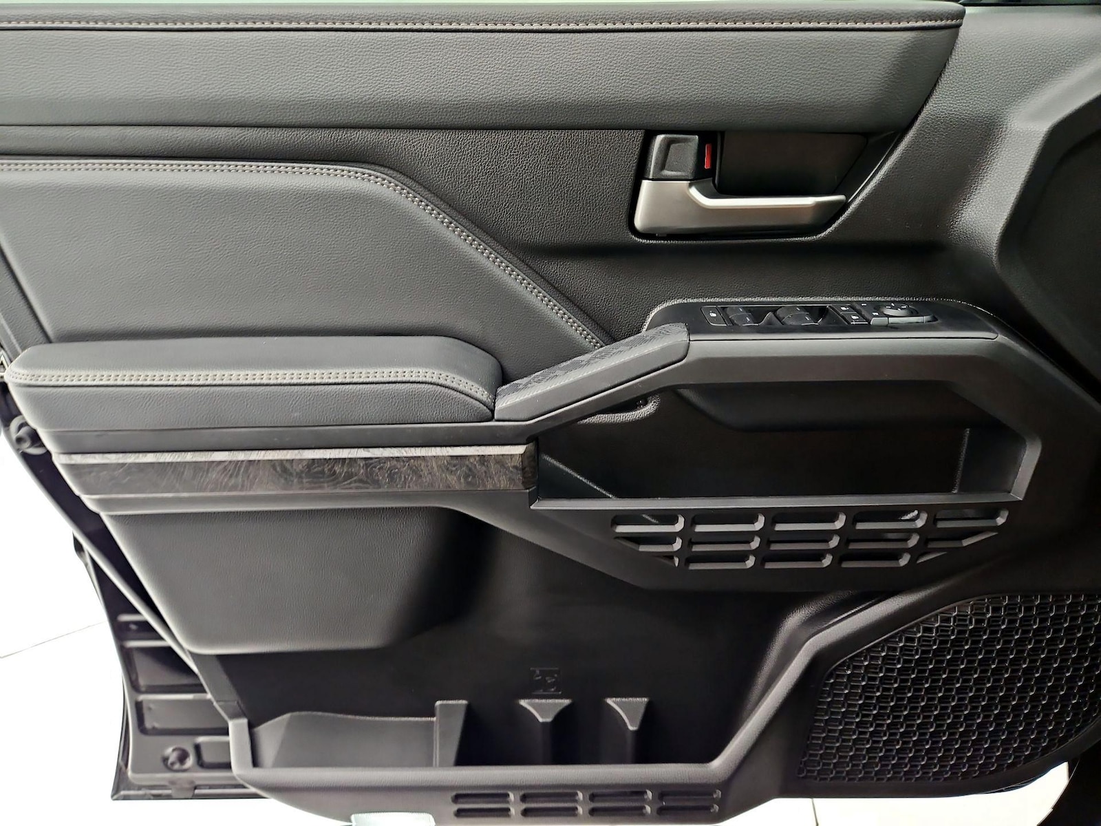 2025 Toyota Tacoma Limited - Photo 13