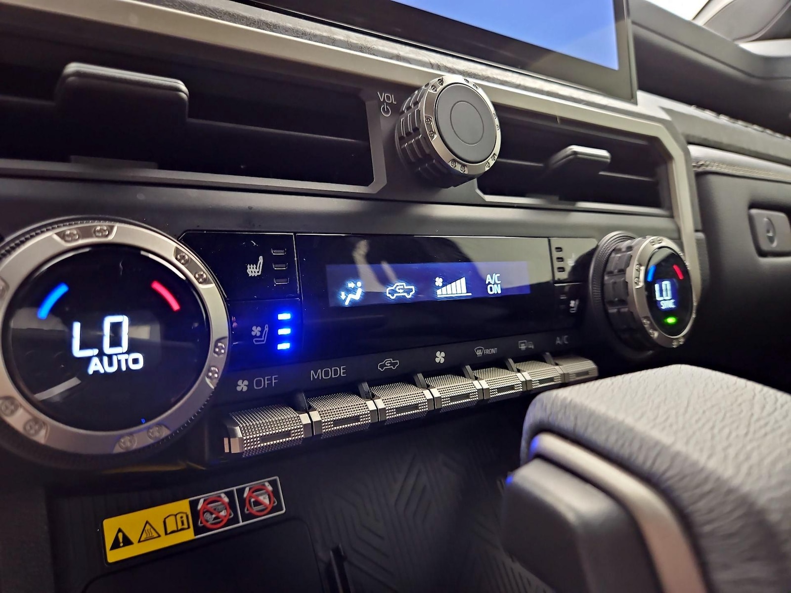 2025 Toyota Tacoma Limited - Photo 18