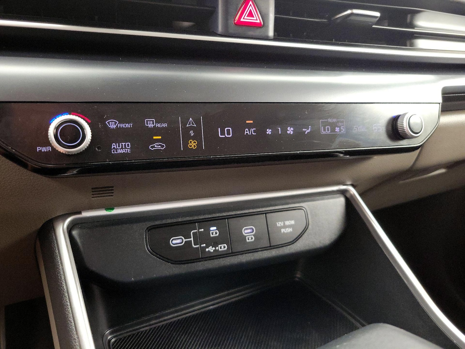 2025 Kia Carnival LXS - Photo 18