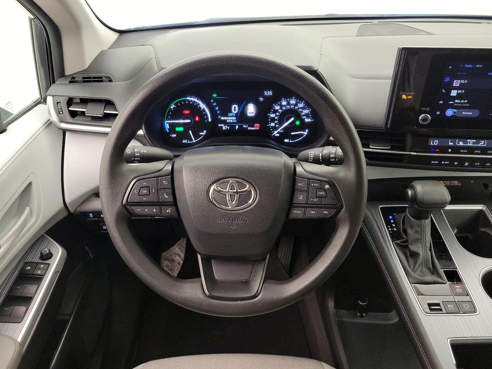 2025 Toyota Sienna LE - Photo 11