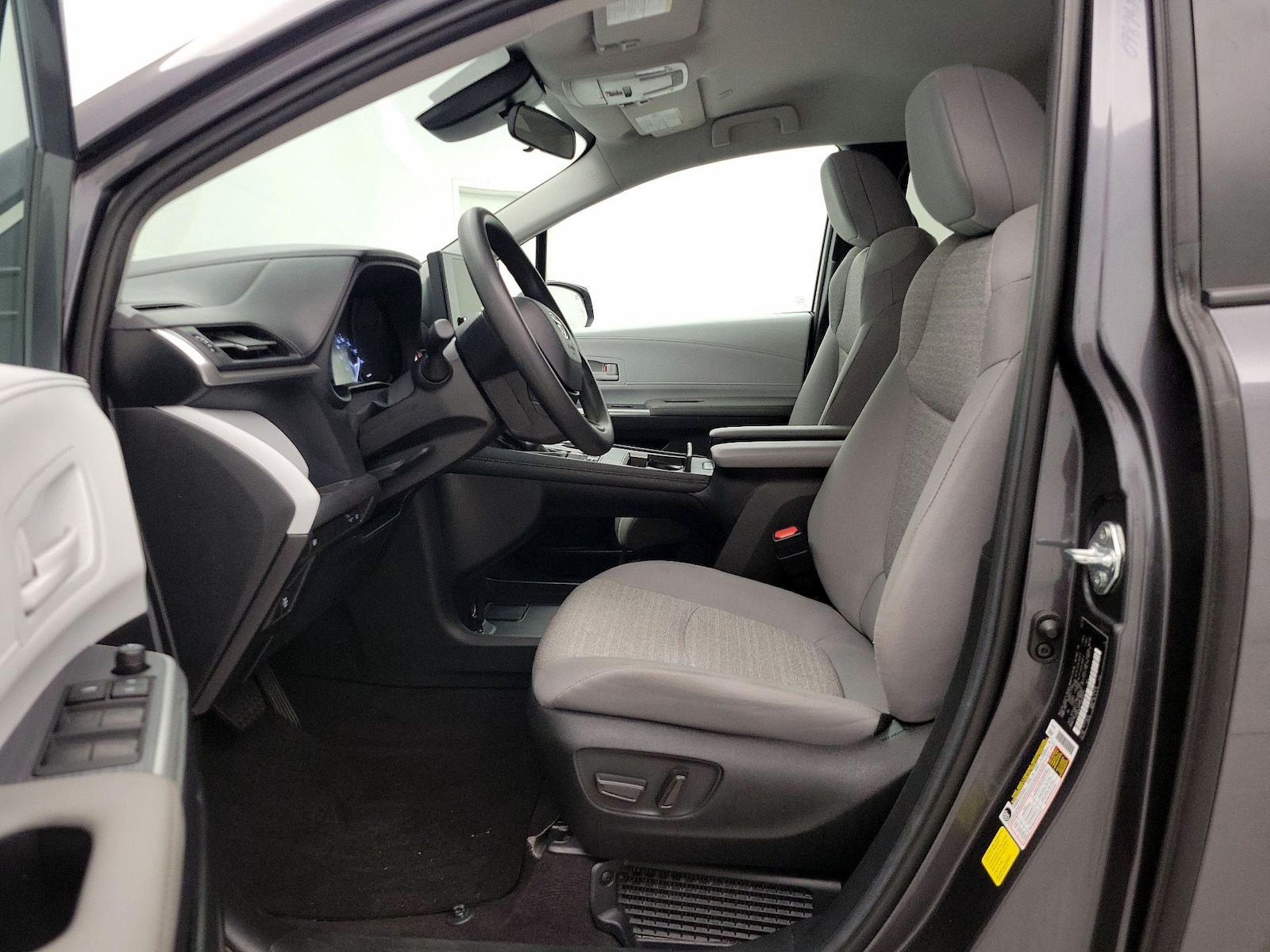 2025 Toyota Sienna LE - Photo 12