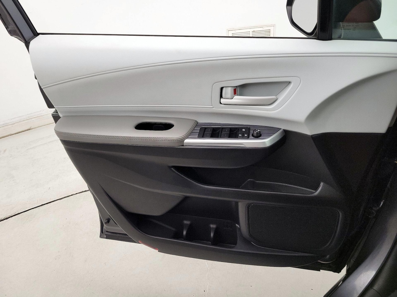 2025 Toyota Sienna LE - Photo 13