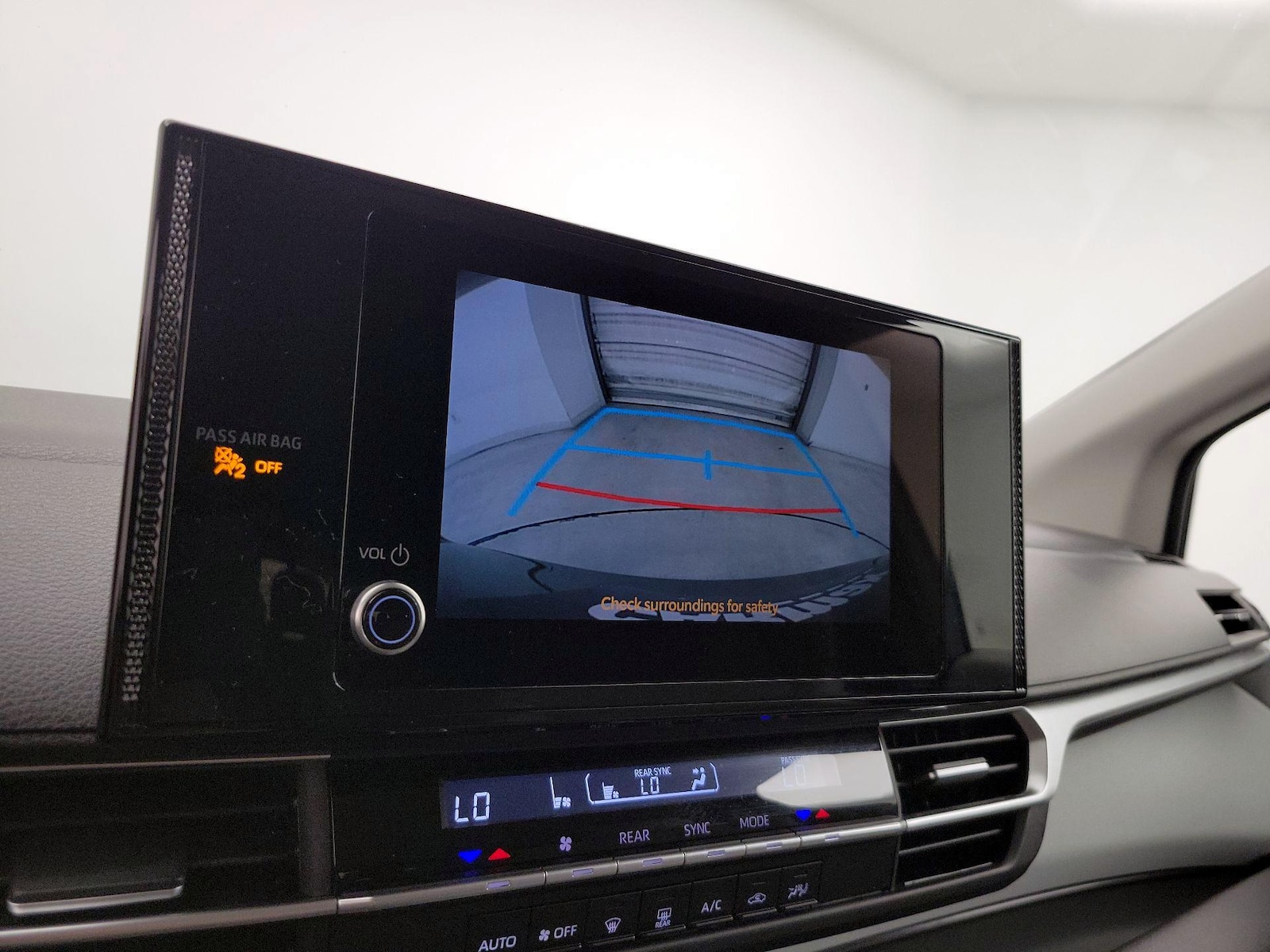 2025 Toyota Sienna LE - Photo 15